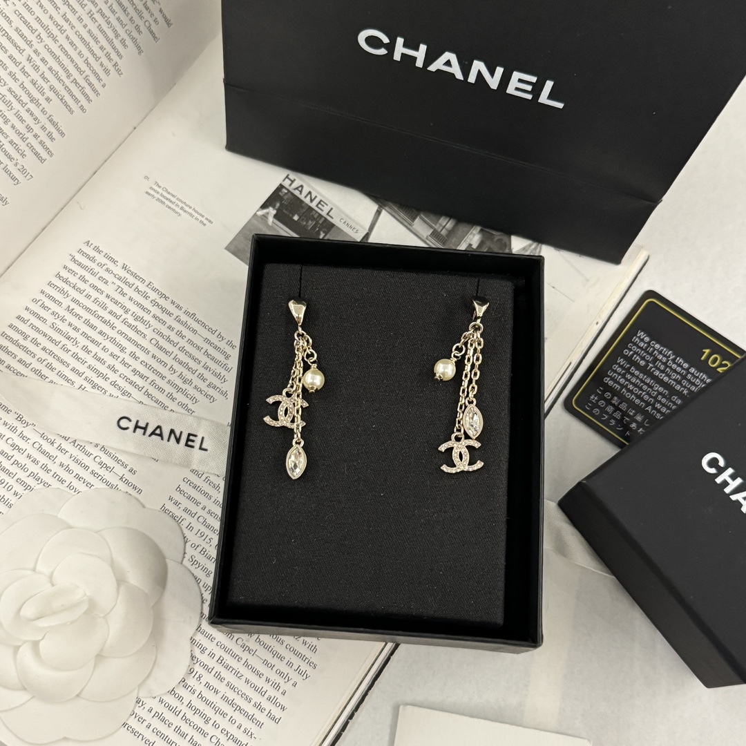 NO:101877,[Spot-in-stock] @ New model is available for sale, Xiaoxiang Ma'eye Double C Pearl Tassel Earrings, exquisite and delicate, versatile, attached with upper ear pictures, Chanel earrings, chanel, earrings19860909【现货即发】 @ 新款上市 小香马眼双c珍珠流苏耳环 精致秀气百搭 附上上耳图,香奈儿耳钉,chanel,earrings,Jewelry