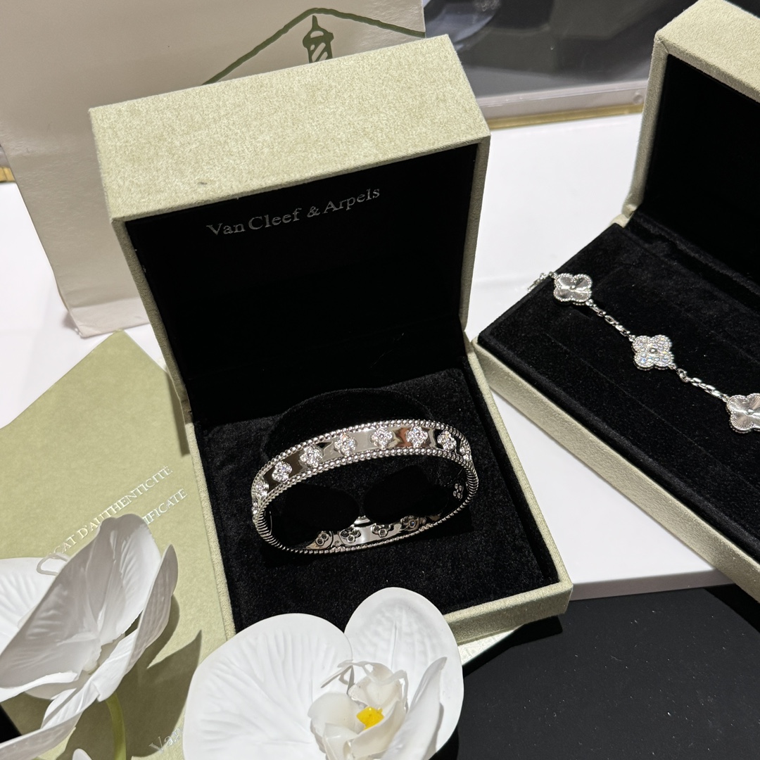 NO:631329,vca high-end jewelry series kaleidoscope bracelet with diamonds and five-flower bracelet, a must-have artifact for rich families, bracelet, bracelet, Cartier high-end jewelry19860909vca高级珠宝系列 万花筒手镯间钻五花手链 富家千金必备神器,,bracelet,bracelet,卡迪亚高端饰品,Jewelry