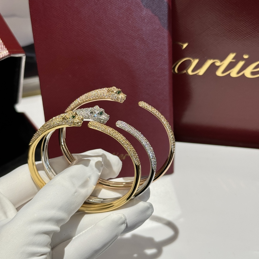 NO:632032,Full diamond leopard head mini bracelet, real shot of Kajia leopard head series, hand-inlaid with imported zircon, thickly plated with 18k gold, full of texture 88400,,bracelet,Cardia high-end jewelry19860909全钻豹头迷你手镯 实拍卡家豹子头系列 采用进口锆石手工镶嵌 厚镀18k金 质感满满88400,,bracelet,卡迪亚高端饰品,Jewelry