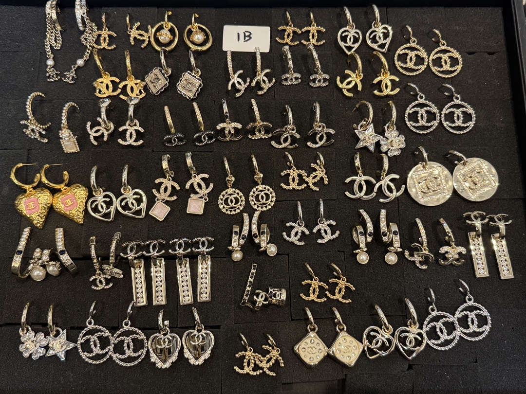 NO:631383,299 pieces, the event ends on the 25th of this month, hurry up, hurry up, hurry up, all hot-selling items, limited quantity, first come first served [Celebration] [Celebration] Event items are non-refundable and non-exchangeable, and the freight is at your own expense. No packaging box, Cartier high-end jewelry19860909299件 活动截止本月25号 手快有 手慢  全是热卖款 数量有限 数量不多先到先[庆祝][庆祝]活动款不退不换,运费自理 无包装盒,,卡迪亚高端饰品,Jewelry