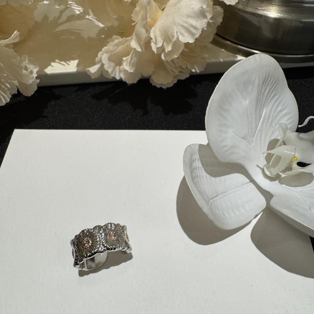 NO:765714,ZR039 Daisy diamond ring, which can be salty or sweet, sparkling and of super good texture. The design of the small daisy is super cute, each flower is exquisitely carved and full of details. And it is adjustable and can be worn by both men and women, especially suitable for couples.,,ring, Cardia high-end jewelry19860909ZR039 雏菊镶钻戒指 可盐可甜的 闪闪发光,质感超好.小雏菊的设计超级可爱,每一朵都雕刻得很精致,细节满满.而且它是可调节的,男女都能戴,特别适合情侣对戒哦.,,ring,卡迪亚高端饰品,Jewelry
