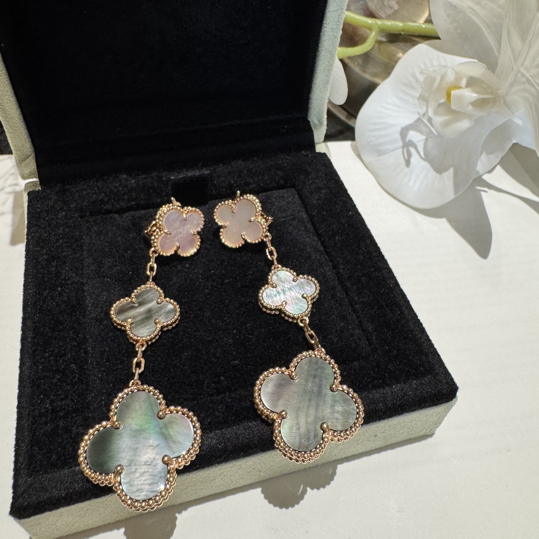 NO:703060,Clover gemstone earrings, natural gray shell inlay, thick 18k rose gold plating, exquisite, elegant and versatile, earrings, Cartier high-end jewelry19860909串幸运草宝石耳环 天然灰贝镶嵌 厚镀18k玫瑰金 精致秀气百搭,,earrings,卡迪亚高端饰品,Jewelry