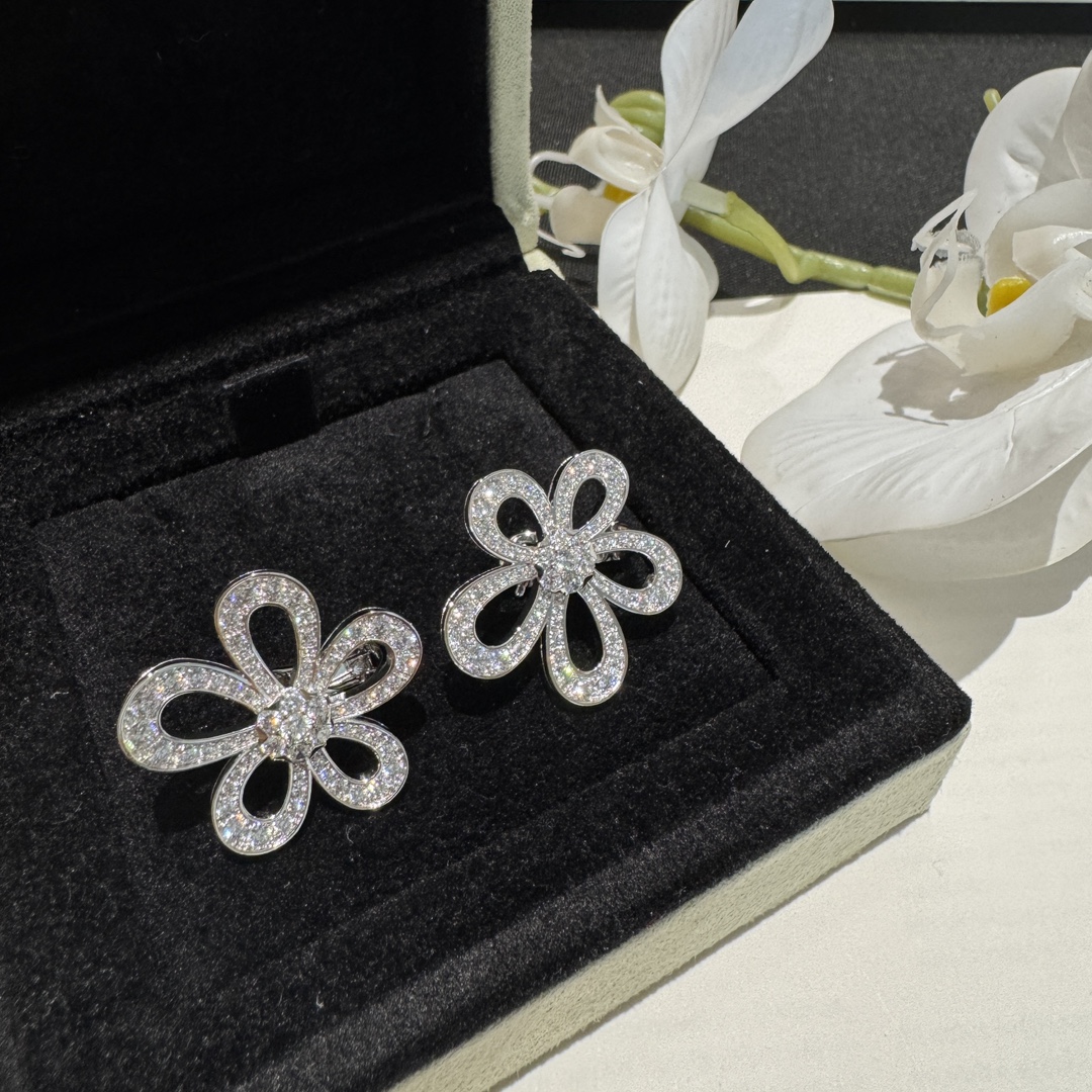 NO:677888,ZE flower full diamond earrings, a must-have item for Internet celebrities, too beautiful for words, the rich and noble flower earrings in the world, classic large flowers, luxury, high carbon diamonds full of diamonds, perfect interpretation of the big-name style, detailed cutting and polishing, no dead ends, super invincible and versatile, elegant temperament, thick 18K gold plating, sensitive skin can be used with confidence, earrings, Cartier high-end jewelry19860909ZE 花朵全钻耳环 网红必入款 美到词穷系列 人间富贵花耳钉 经典大花 奢侈 高碳钻满钻 完美演绎大牌范儿 细节切工抛光无死角 超级无敌百搭 气质优雅 厚镀18K金 敏感肌可以放心入,,earrings,卡迪亚高端饰品,Jewelry