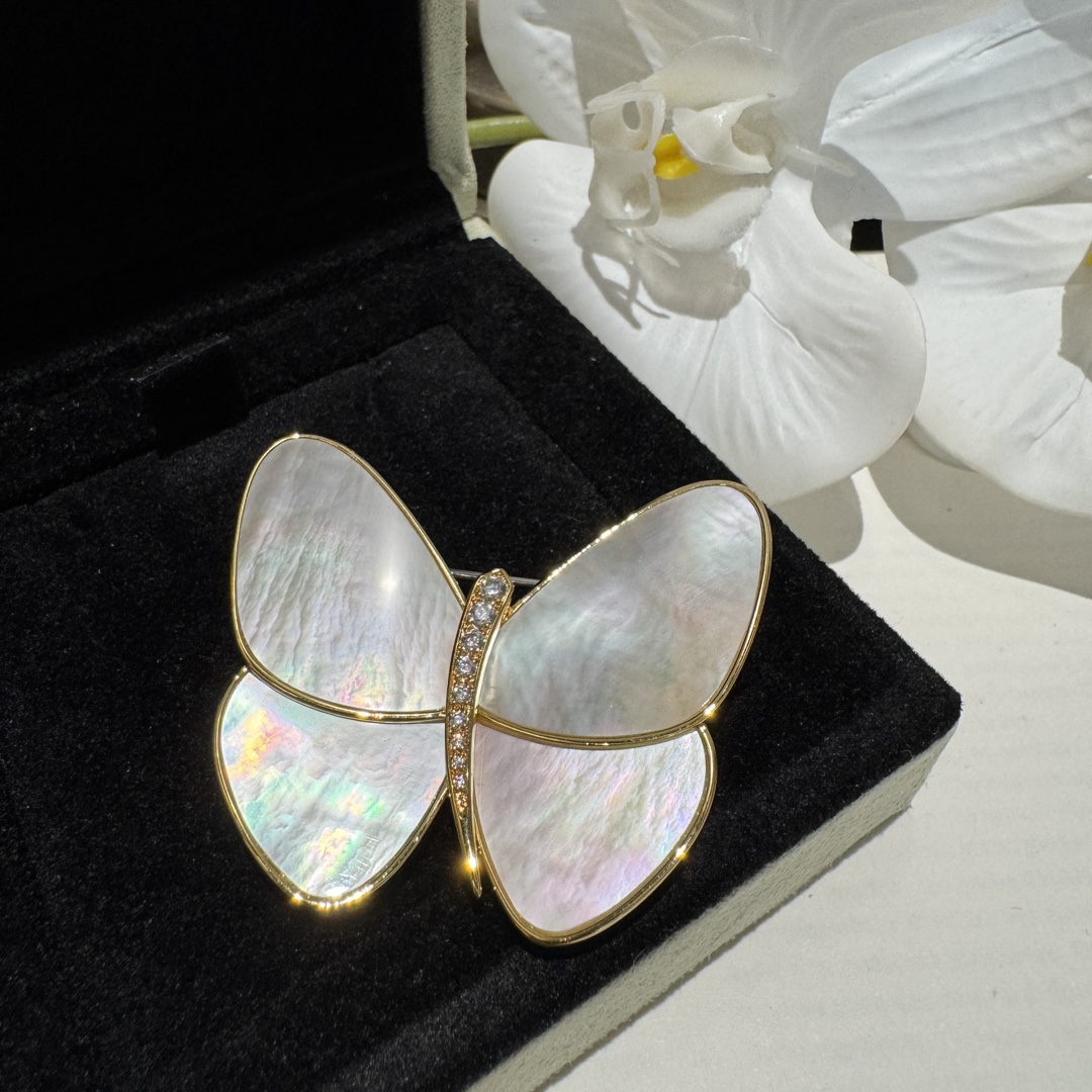 NO:677906,ZX012 Butterfly Gemstone Brooch High Jewelry Series 'Breaking Out of the Cocoon' Brooch Simple and elegant Thick plated 18k, brooch, breastpin, Cartier high-end jewelry19860909ZX012 蝴蝶宝石胸针 高级珠宝系列 “破茧而出”胸针 简约大气 厚镀18k,,brooch，breastpin,卡迪亚高端饰品,Jewelry