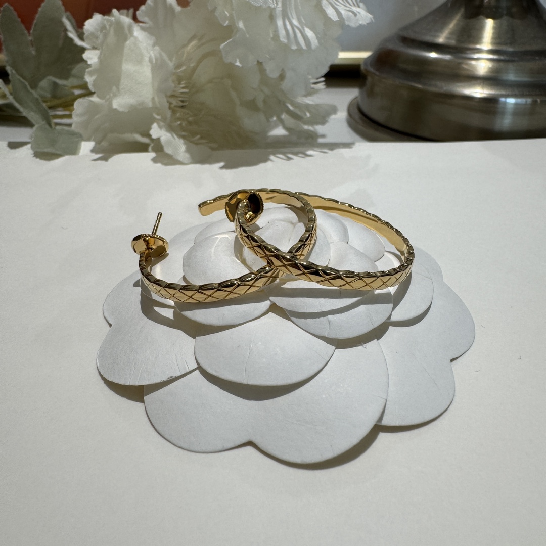 NO:703071,Diamond pattern light gold earrings COCO CRUSH series half earrings Simple, exquisite and versatile item Thickly plated 18k gold Casual and versatile item, earrings, Cardia high-end jewelry19860909菱格纹光金耳环 COCO CRUSH系列半耳环 简约精致百搭单品 厚镀18k金 休闲百搭单品,,earrings,卡迪亚高端饰品,Jewelry