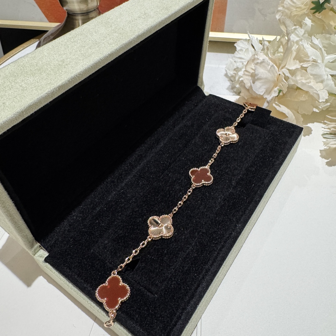 NO:677909,ZB027 four-leaf clover carved gemstone bracelet, special new style, very limited color combination, rose gold with laser and red agate, really super exquisite and beautiful, perfect details, thick plated 18K rose gold, bracelet, Cartier high-end jewelry19860909ZB027四叶草雕花宝石手链 特别新款 非常限量的颜色组合 玫瑰金配镭射配红玛瑙 真的超级精致好看 细节满分 厚镀18K玫瑰金,,bracelet,卡迪亚高端饰品,Jewelry