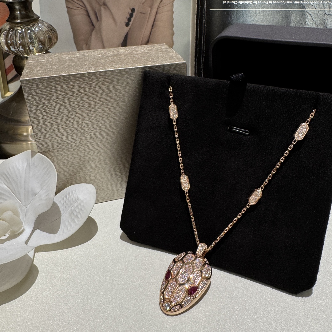 NO:677884,ZD# Snake-shaped diamond-set gemstone necklace. Ruby is set in the eye position to highlight the magic of the eyes. Noble, luxurious and elegant temperament. Thickly plated 18k rose gold, necklace, Cartier high-end jewelry.19860909ZD#蛇形镶钻宝石项链 红宝石镶嵌在眼里位置 突出双眼魔力 高贵奢华优雅气质 厚镀18k玫瑰金,,necklace,卡迪亚高端饰品,Jewelry