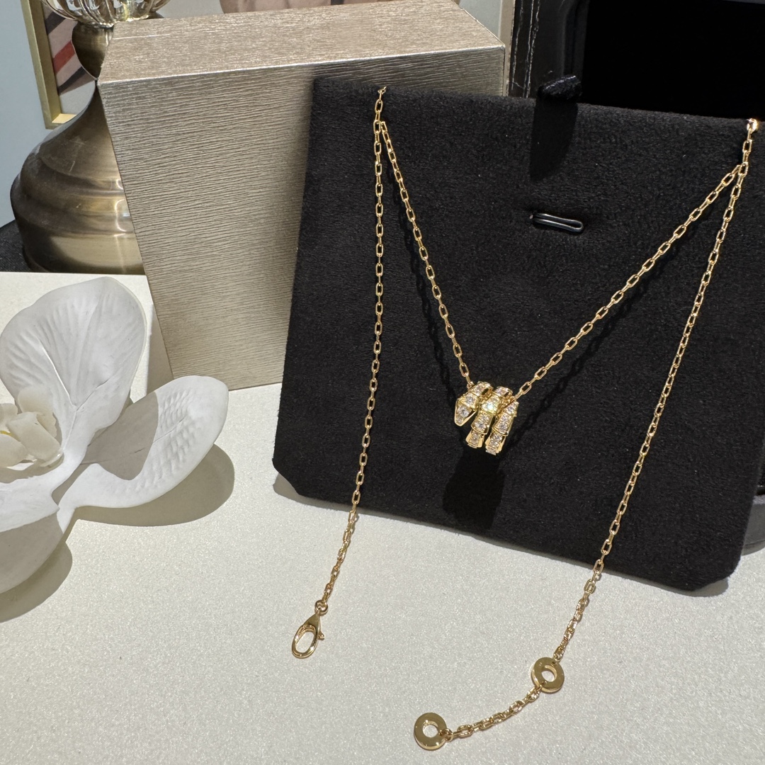 NO:677887,ZD# three-ring snake-shaped all-diamond necklace is a style that becomes more durable and refined the longer you look at it. It is delicate yet luxurious. It is recommended to buy thick-plated 18K gold, necklace, gold, Cartier high-end jewelry.19860909ZD#三环蛇形全钻项链 属于越看越耐看越精致的款式 秀气不失奢华 建议入手 厚镀18K黄金,,necklace,gold,卡迪亚高端饰品,Jewelry