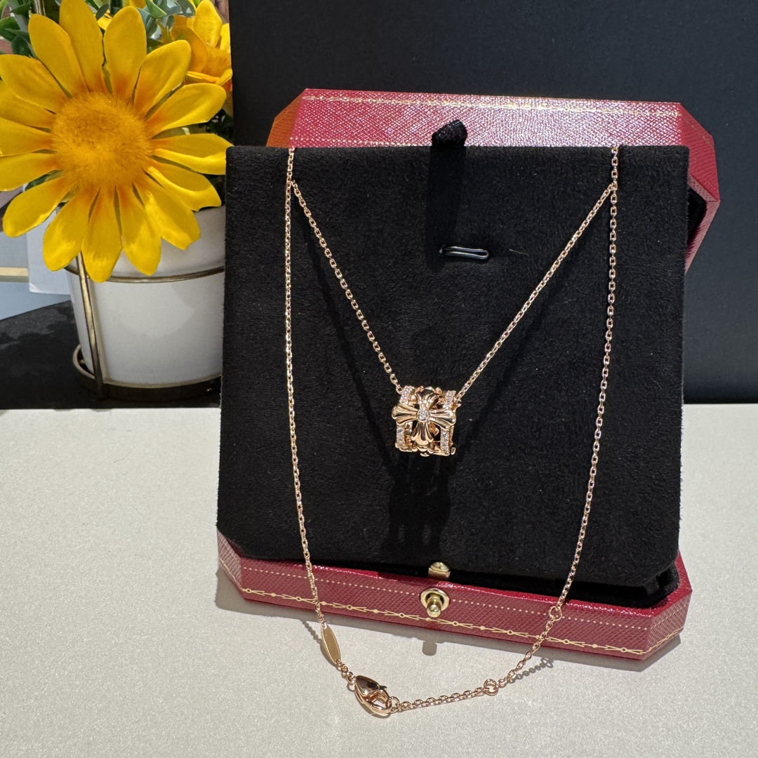 NO:677773,DD cross halo diamond necklace, cross three-dimensional, inlaid with diamonds, the light bursts under the light, the nobility penetrates the soul, thickly plated 18K gold, set with diamonds, a holy white light between the collarbones, dark luxury ceiling, necklace, high-end Cartier jewelry19860909DD 十字光环钻石项链 十字立体 镶嵌钻石 灯光下流光炸裂,贵气穿透灵魂 厚镀18K金 镶钻 锁骨间一道圣洁白光,暗黑奢华天花板,,necklace,卡迪亚高端饰品,Jewelry