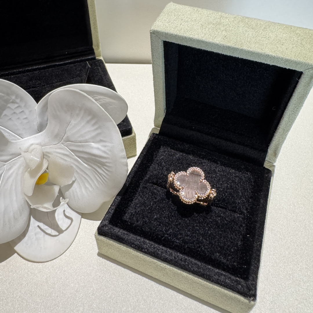 NO:677797,ZR clover reversible ring, classic high-end jewelry series ring, gray mother-of-pearl + laser reversible four-leaf clover ring, simple high-end single product, ring, Cartier high-end jewelry19860909ZR 幸运草翻转式戒指 经典高级珠宝系列戒指 灰贝母＋镭射 可翻转四叶草戒指 简约高级单品,,ring,卡迪亚高端饰品,Jewelry