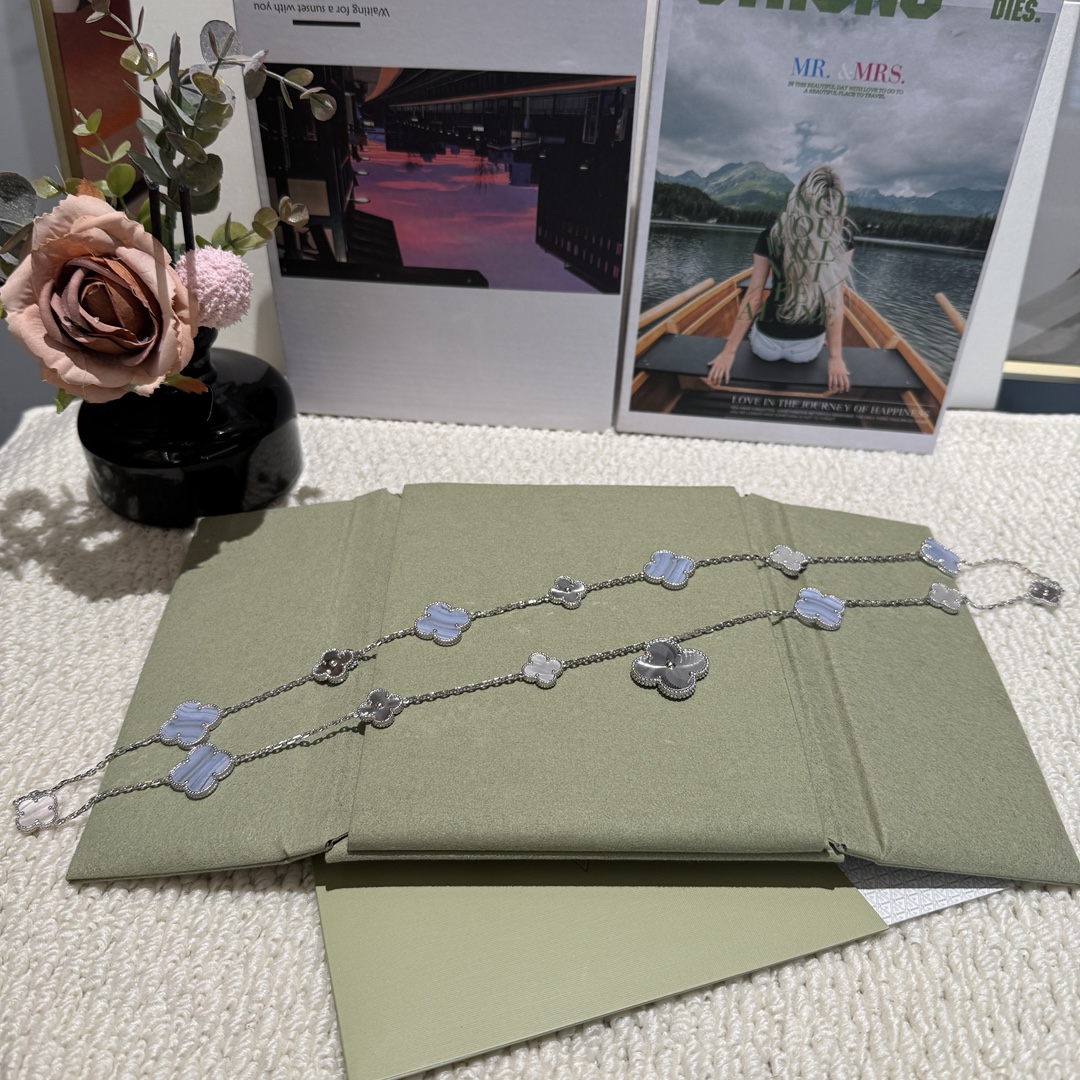 NO:677803,ZD363 Detachable Clover Long Necklace is the first release on the whole network. Purple chalcedony and laser five-flowered pattern were previously a style that could only be worn by VIC. My family has developed it. The real thing is really beautiful and has a heavy texture. I fell in love with the necklace at first sight when I saw the promotional picture!  The detachable design is really wonderful, one can be used for multiple purposes, it has a bracelet + necklace at the same time~ The purple and silver colors are cool and refreshing. Thickly plated 18K natural mother-of-pearl. High-end style. Limited quantity. It’s Chinese New Year. Bring this home to shock everyone. Best friends, necklace, bracelet, Cartier high-end jewelry19860909ZD363 可拆卸幸运草长项链 全网首发 紫玉髓拼镭射五花之前是vic才能so的款式啊 我家已经开发出来了 实物真的泰美啦 质感沉甸甸 项链看宣传图的时候就一眼爱上！可拆卸设计真的太妙了,一条多用,同时拥有手链+项链~ 紫色搭配银色清冷感拉满 厚镀18K天然贝母  高定款式 数量有限 过年了 带这条回家震慑四方 闺蜜们,,necklace,bracelet,卡迪亚高端饰品,Jewelry