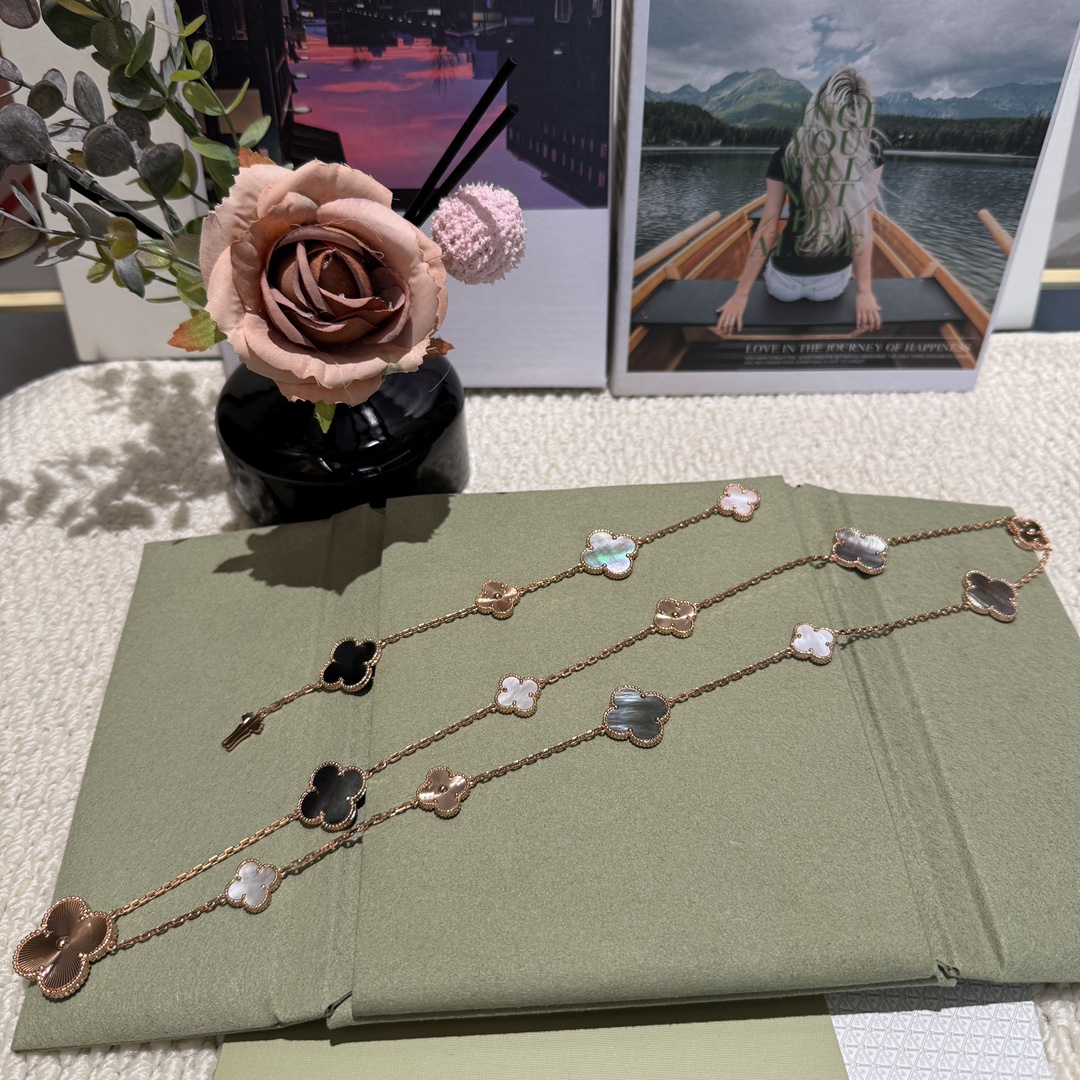 NO:677801,ZD363 Detachable Clover Long Necklace is the first release on the entire network. This newly launched 15-flower Magic long necklace perfectly interprets the advanced design philosophy of 'one chain for multiple uses'. It can be split into a 4-flower bracelet + 11-flower necklace. One piece of jewelry, three styles, can be converted at will!  ,,necklace,bracelet,Cardia high-end jewelry19860909ZD363 可拆卸幸运草长项链 全网首发 新推出的这款15花 Magic 长颈链,完美演绎了「一链多用」的高级设计哲学.可拆分为4花手链＋11花颈链 一件珠宝,三种造型,随心转换！,,necklace,bracelet,卡迪亚高端饰品,Jewelry