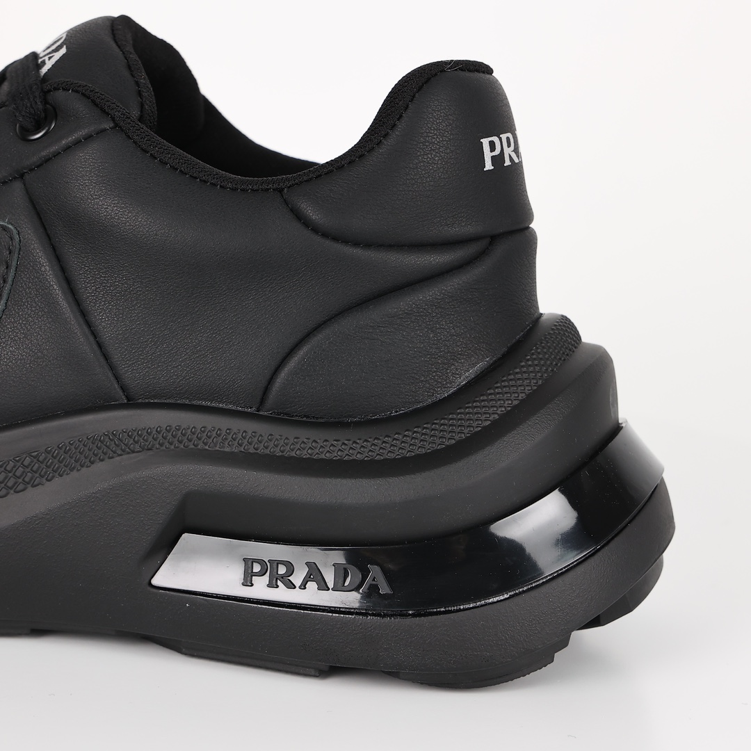 PRADA普拉达最新款时尚休闲运动厚底面包鞋鞋底鞋身参考跑车设计整体造型充满科技感这不紧是一双休闲鞋更是