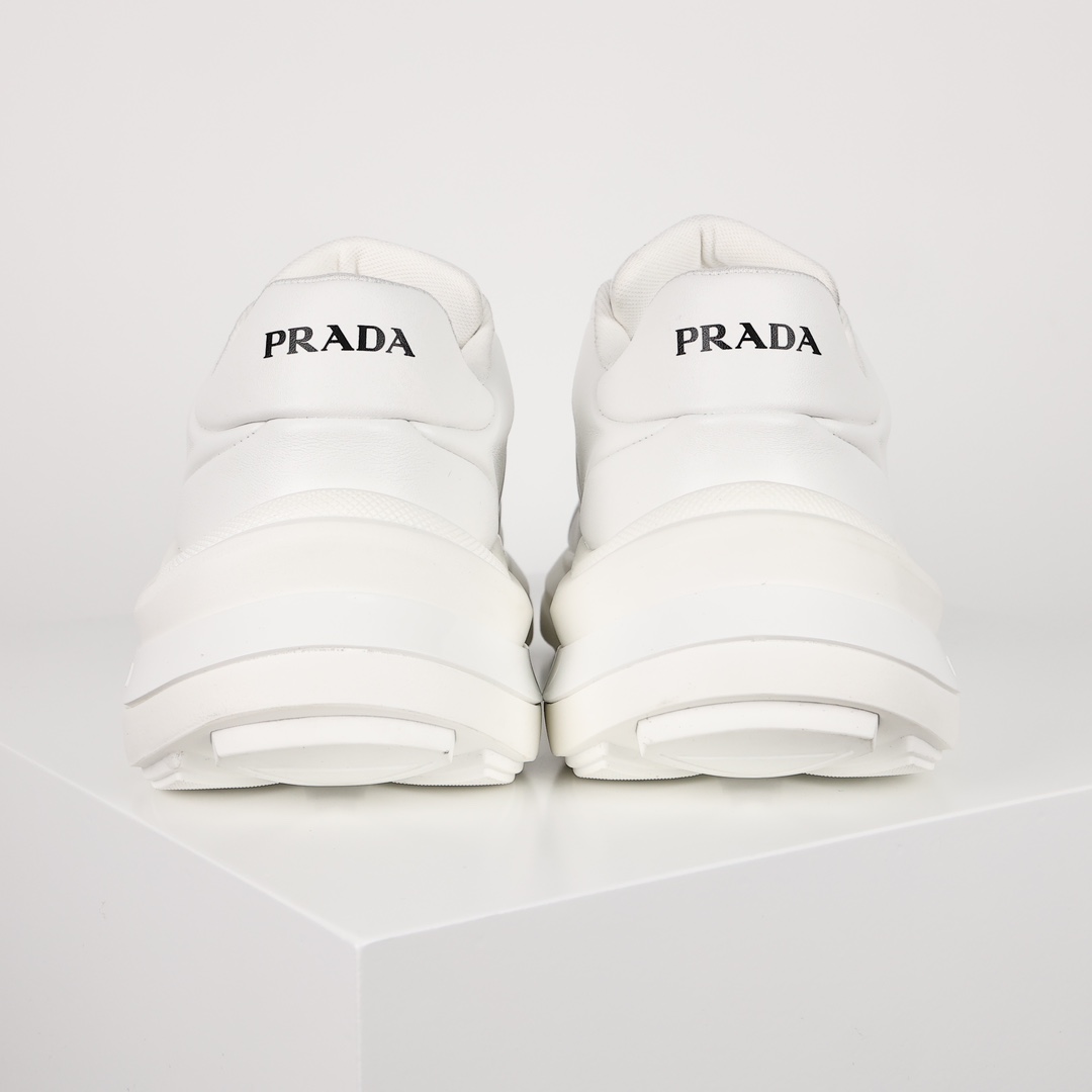 PRADA普拉达最新款时尚休闲运动厚底面包鞋鞋底鞋身参考跑车设计整体造型充满科技感这不紧是一双休闲鞋更是