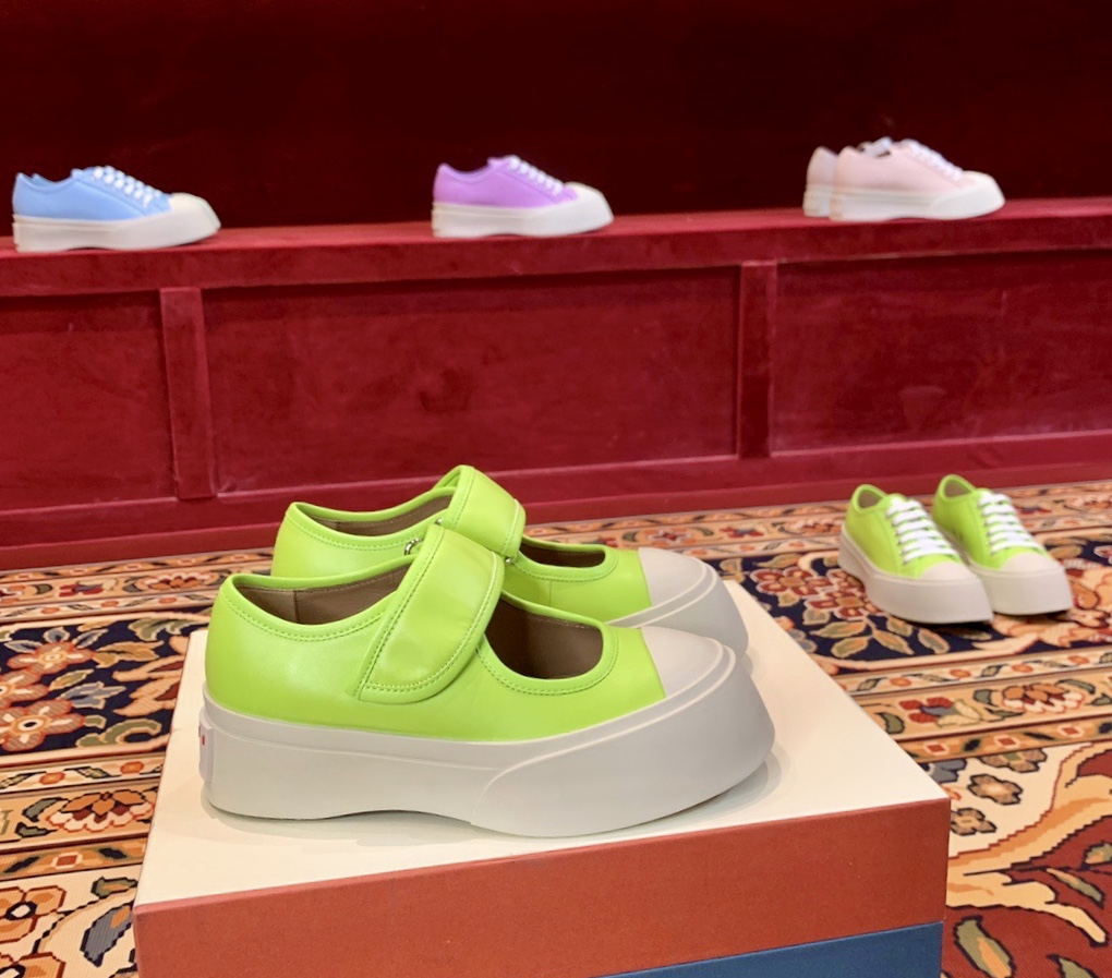 NO:238082,Marni's big-toe thick-soled Mary Jane shoes latest upgraded top-notch Marni is an independent designer brand from Italy, and has quickly become another big dark horse in the international fashion industry. Zhao Lusi and Song Zuer's same Velcro big-toe shoes. They have entered 5 pairs of original versions, deplaning, opening the sole mold, setting the materials, tried and tried again and again. At present, regardless of the material, shape, line, and sole, the method is almost the same as the original version, and even the smell of cowhide is the same, so our shoes never have fragrance, original cowhide flavor, unique. Imported Bengali cowhide, matte, texture, semi-matte cowhide, zero color difference, original mold opening TUPPU foam Size 35 36 37 38 39 40, Mary Jane, marni, mary jane, cowhide19860909Marni 玛尼大头厚底玛丽珍鞋最新升级顶尖货 Marni是来自意大利的独立设计师品牌,迅速走红国际时装界的又一个大黑马,赵露思 宋祖儿同款魔术贴大头鞋. 自入5对原版,解刨,开底模,定材料,试了又试,改了又改,目前无论材质,形体,线条,大底,做法都与原版几乎一样,就连牛皮的气味都是一样的,所以我们的鞋子里面从来不放香氛,原汁原味牛皮味,独一无二. 进口孟加拉牛皮、哑光有质感,内里半哑光牛皮 零色差,原版开模TUPPU发泡 Size 35 36 37 38 39 40,玛丽珍,marni,mary jane,cowhide,Women's Shoes