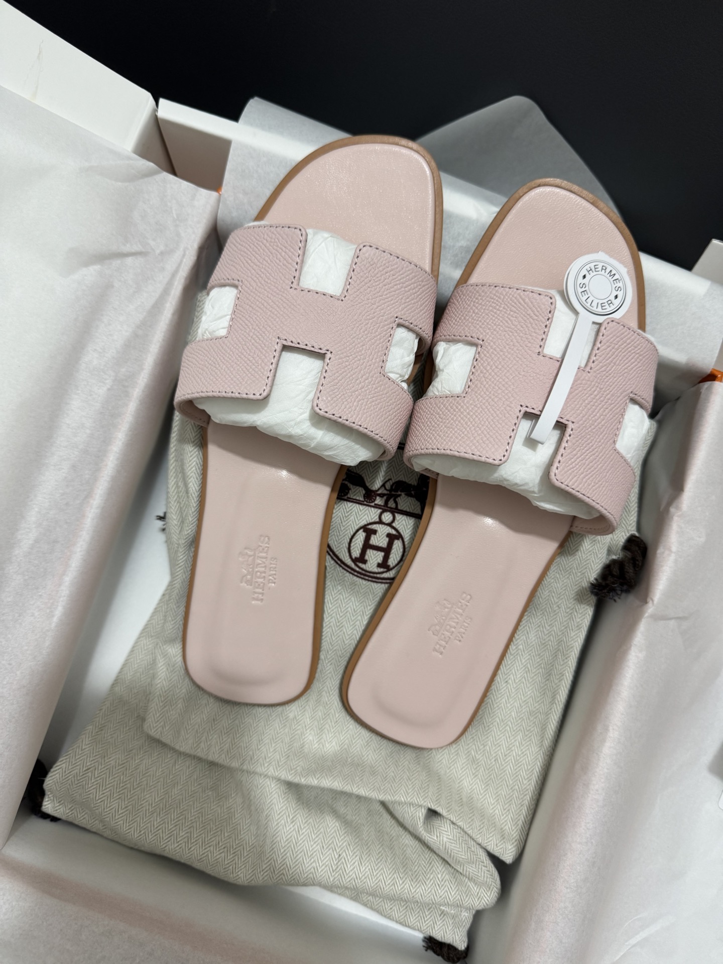 NO:410231,Newly upgraded HERMES Handmade H Slippers H Home's slippers are the most classic work in the brand. They are constantly upgraded every year. We follow the counter, constantly upgrade, optimize, and update, and are persistent in focusing on full hand sewing. Imported Italian and European original A-grade genuine leather sole, excellent comfort on the feet Size 35-39 (34.40.41.42 Customized without return or exchange) Feet and high instep, you need to get one size larger. Old method of foot padding, full-inclusive method of foot padding, slippers, hermes, slippers, Leather soles19860909全新升级HERMES 手工H拖鞋 H家的拖鞋是品牌中最最经典之作,每年都在大同小异不断升级,我们跟随专柜,不断升级,不断优化,不断更新,执着于专注全手工缝制 进口意大利欧洲原A级真皮大底,上脚舒适度极赞 Size 35-39（34.40.41.42定做不退换） 脚胖脚背高需要拿大一码 贴垫脚老做法全包垫脚作法,拖鞋,hermes,slippers,Leather soles,Women's Shoes