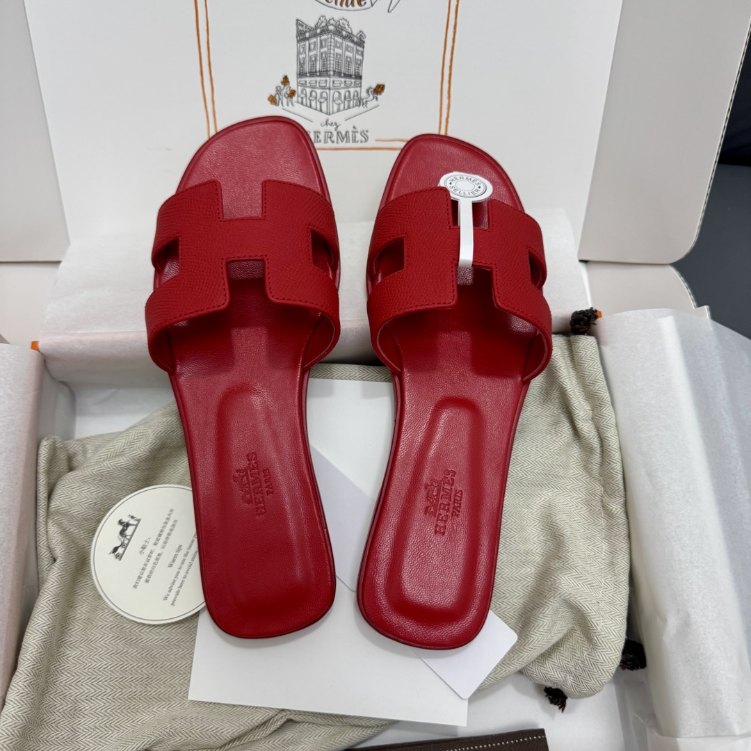 NO:410247,Newly upgraded HERMES Handmade H Slippers H Home's slippers are the most classic work in the brand. They are constantly upgraded every year. We follow the counter, constantly upgrade, optimize, and update, and are persistent in focusing on full hand sewing. Imported Italian and European original A-grade genuine leather sole, and the comfort of the foot is excellent. Chinese red palm prints are all inclusive Size 35-39 (34.40.41.42 Customized without return or exchange) Feet and high insteps require one size larger. Old method of foot padding, full-inclusive method of foot padding, slippers, hermes, slippers, Leather soles19860909全新升级HERMES 手工H拖鞋 H家的拖鞋是品牌中最最经典之作,每年都在大同小异不断升级,我们跟随专柜,不断升级,不断优化,不断更新,执着于专注全手工缝制 进口意大利欧洲原A级真皮大底,上脚舒适度极赞. 中国红掌纹全包 Size 35-39（34.40.41.42定做不退换） 脚胖脚背高需要拿大一码 贴垫脚老做法全包垫脚作法,拖鞋,hermes,slippers,Leather soles,Women's Shoes