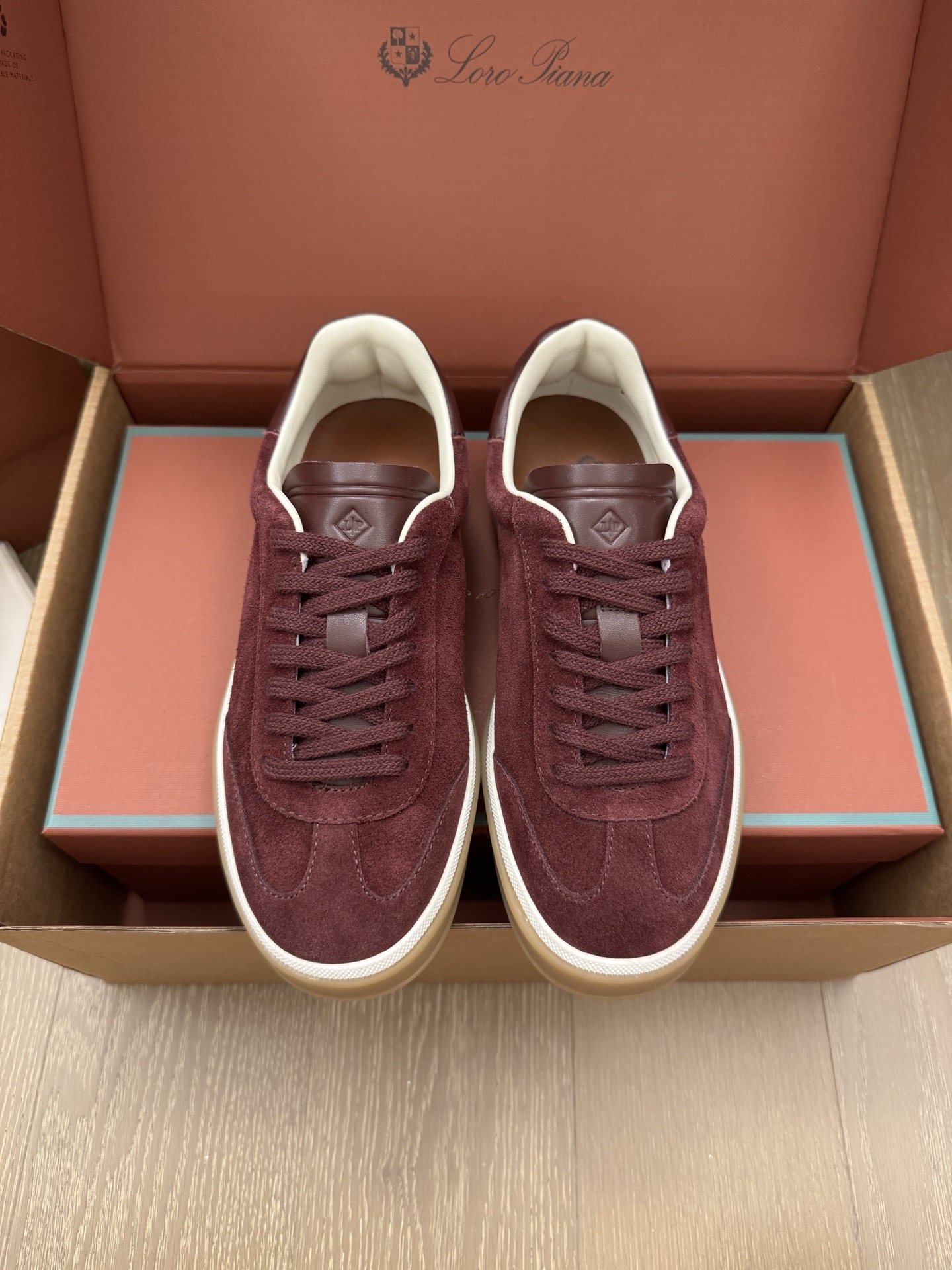 NO:668736,LP's new product LoroPian*/Noyo-Pianya LP's Teenis walk series casual moral training sneakers for men and women 1. The upper is made of imported fine cow suede spliced ​​imported canvas fabric (because the test indicators of environmentally friendly leather have reached the standards of the International Health Organization, it is human-friendly, does not pollute the environment, does not harm people's skin and healthy genuine leather) and the shoe edges are added with an anti-yellow coating process!  The whole thing is tidier. 2. The interior is made of high-elastic, imported calfskin, which is different from the low-end versions on the market. The most important thing is that it uses 50% cotton, which is anti-odor!  It is breathable in summer and warm in winter. 3. The mid-layer and bottom layer are also consistent with the latest model. They are made of imported calfskin and can quickly follow the new version.  4. The auxiliary materials are made of high-elastic foam, so the shoes are extremely comfortable to wear. Even if you can’t see it, you can tell when you hold it in your hand that it has weight, because the low-end version saves money and does not need to add these. | Highlight the sporty style | Heel decoration  Logo embossing｜Original mold opening｜The combination of raw rubber translucent soles and color welts adds a sense of modernity to the shoes｜The overall shoes are refreshing and easy to match｜Full cowhide lining with feet｜Original box packaging at the counter with dust bag  Size women's size 35-39 men's size 39-43 (44 45 fixed), casual shoes/sports shoes, loro piana, loro piana, sneakers, cowhide19860909LP新品LoroPian*/诺悠-翩雅 LP家Teenis walk系列男女款休闲德训板鞋 1.鞋面采用进口细腻牛反毛拼接进口帆布面料（因为环保皮的各项测试指标都已经达到国际卫生组织的标准,是符合人类的,不污染环境,不伤害人的身体的皮肤和健康的真皮皮革）鞋边增加了防黄涂边工艺！整体更加整洁 2,内里使用高弹力、进口小牛皮,区别市面低端版本,最重要采用50的棉,防臭！夏天能透气,冬能保暖 3,中底层也跟最新款一致,采用进口小牛皮,极速跟进新版 4,辅料夹成使用高弹发泡,所以鞋子穿起来及其舒服,即使看不到,手上拿着就知道,有分量,因为低端版本省钱不需要添加这些,｜突显运动风范｜后跟饰logo压花｜原版开模｜生胶色半透明鞋底组合颜色沿条则更为鞋子添增了一线现代感｜鞋子整体清清爽爽易搭配｜全牛皮内里垫脚｜专柜原盒包装附防尘袋 Size女码35-39男码39-43 (44 45定),休闲鞋/运动鞋,loro piana,loro piana,sneakers,cowhide,Women's Shoes