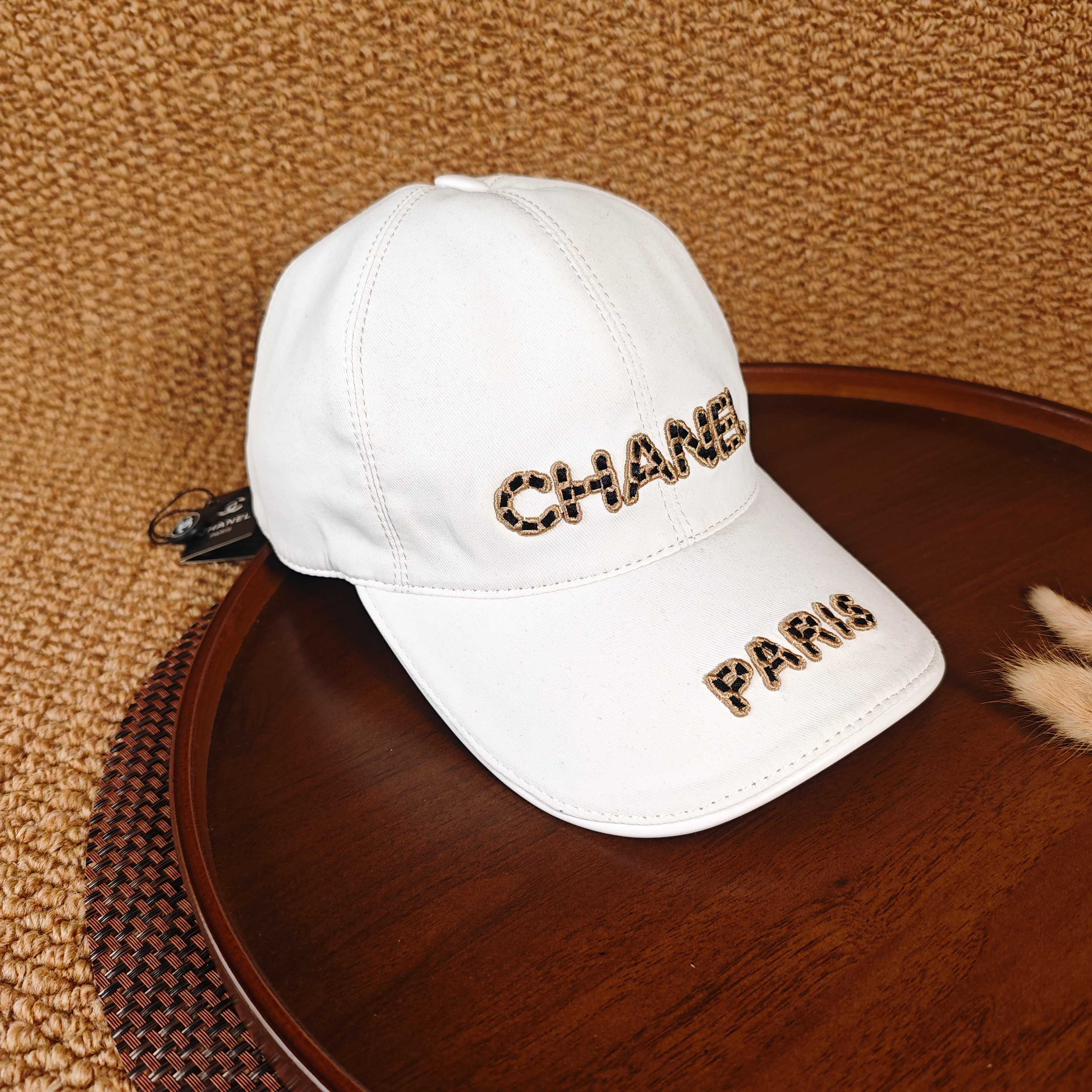 Chanel 绣花棒球帽