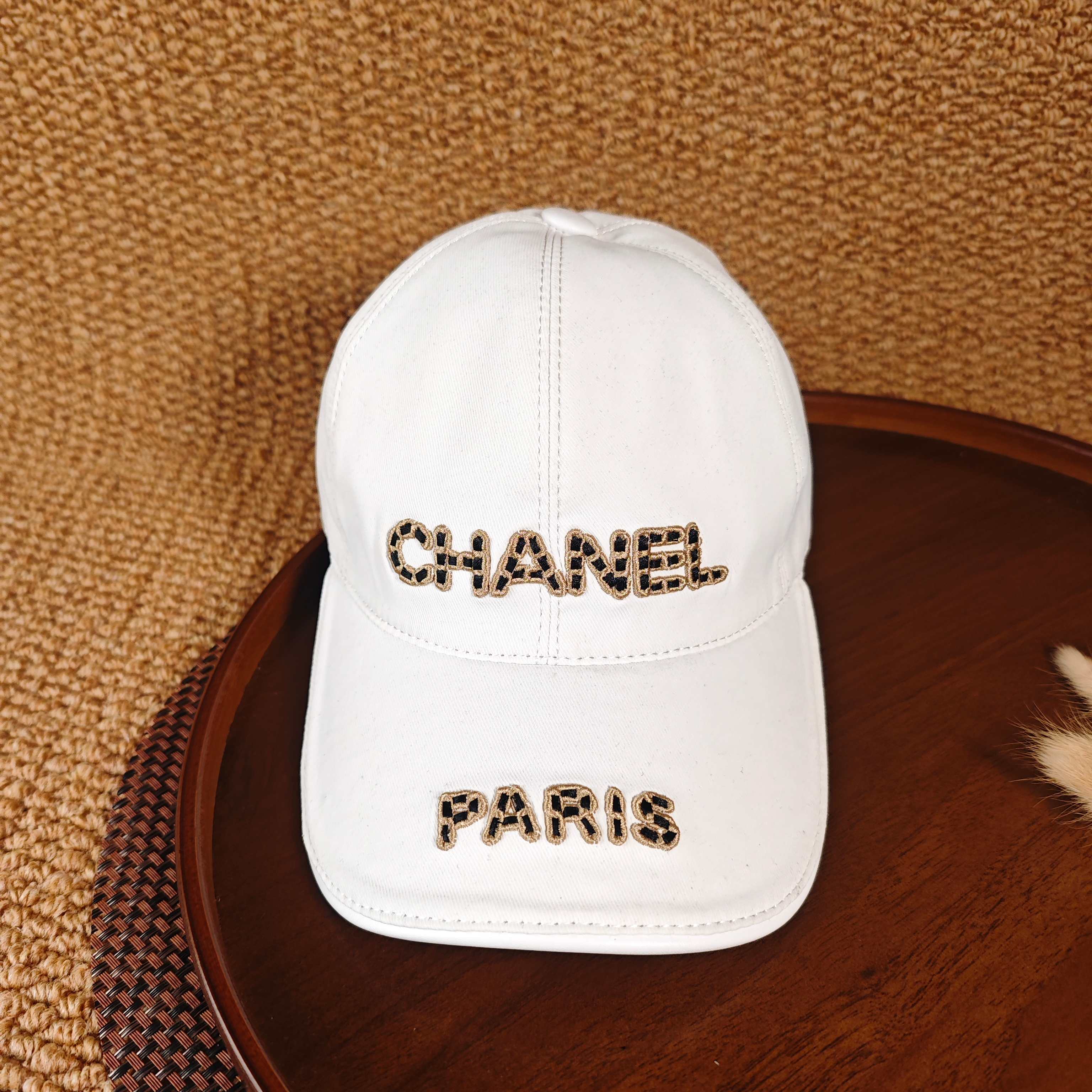 Chanel 绣花棒球帽