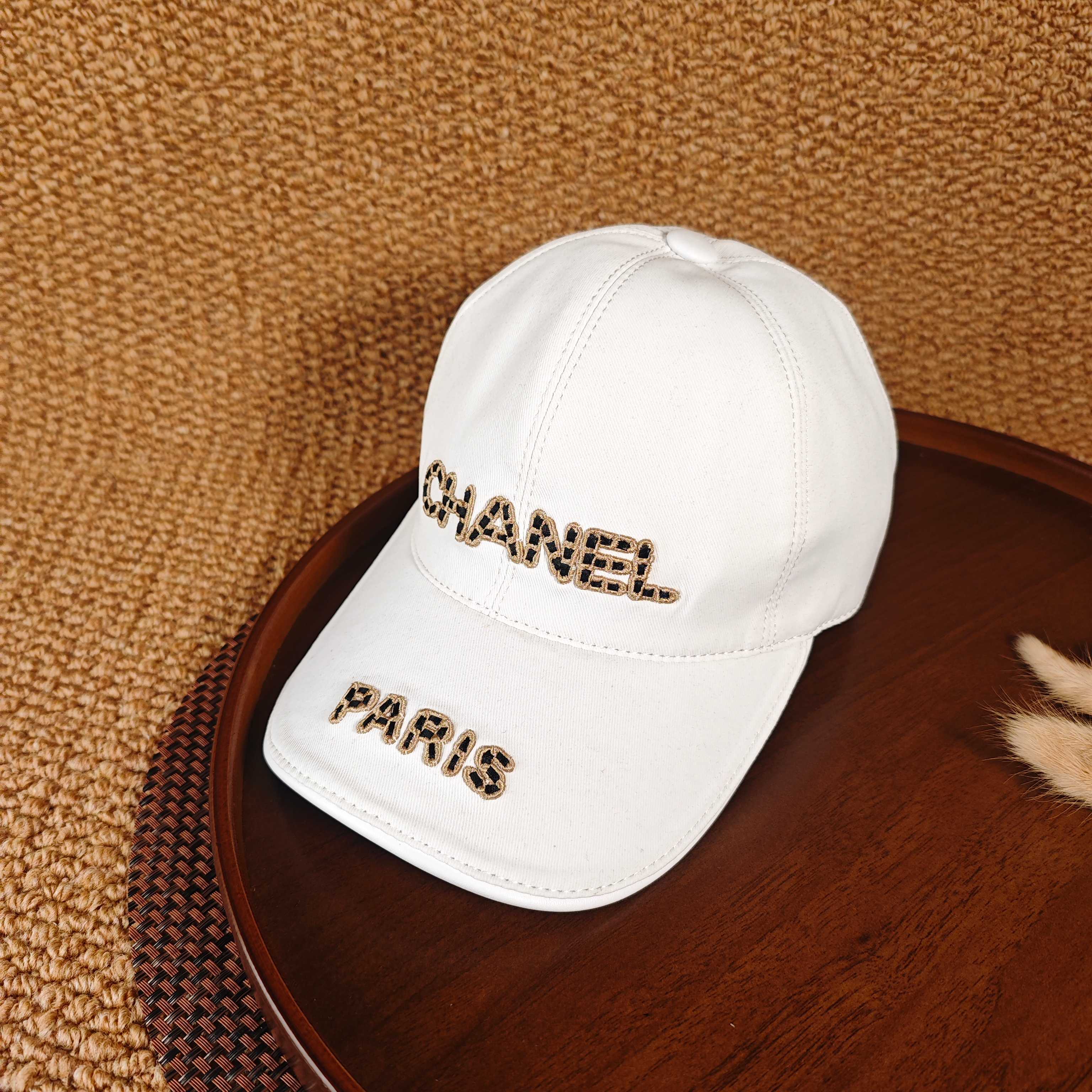 Chanel 绣花棒球帽