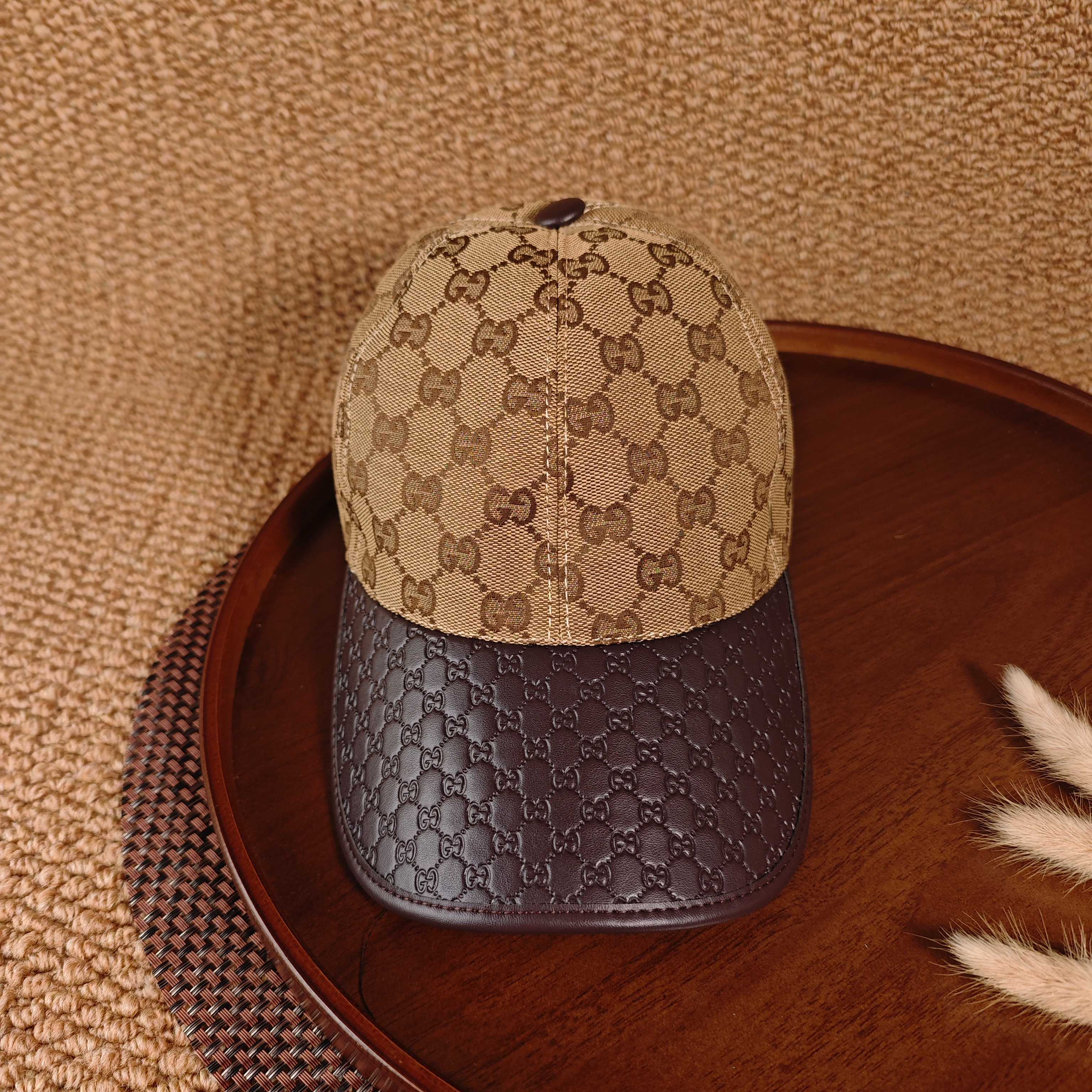 Gucci 款皮帽檐棒球帽