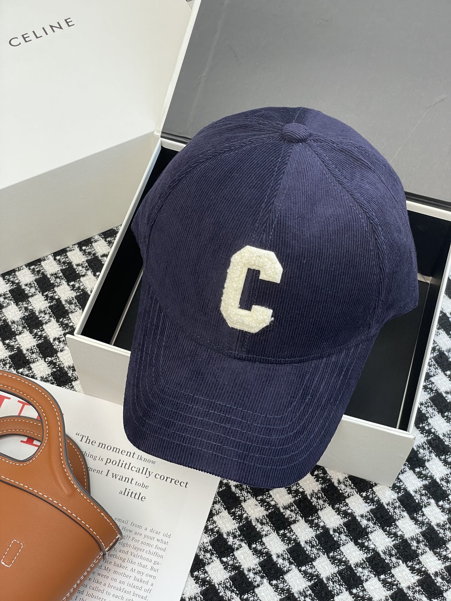 Est-il illégal d’acheter dupe
 Celine Chapeaux Casquette De Baseball Réplique de concepteur 1: 1
 Velours côtelé Collection automne – hiver Vintage