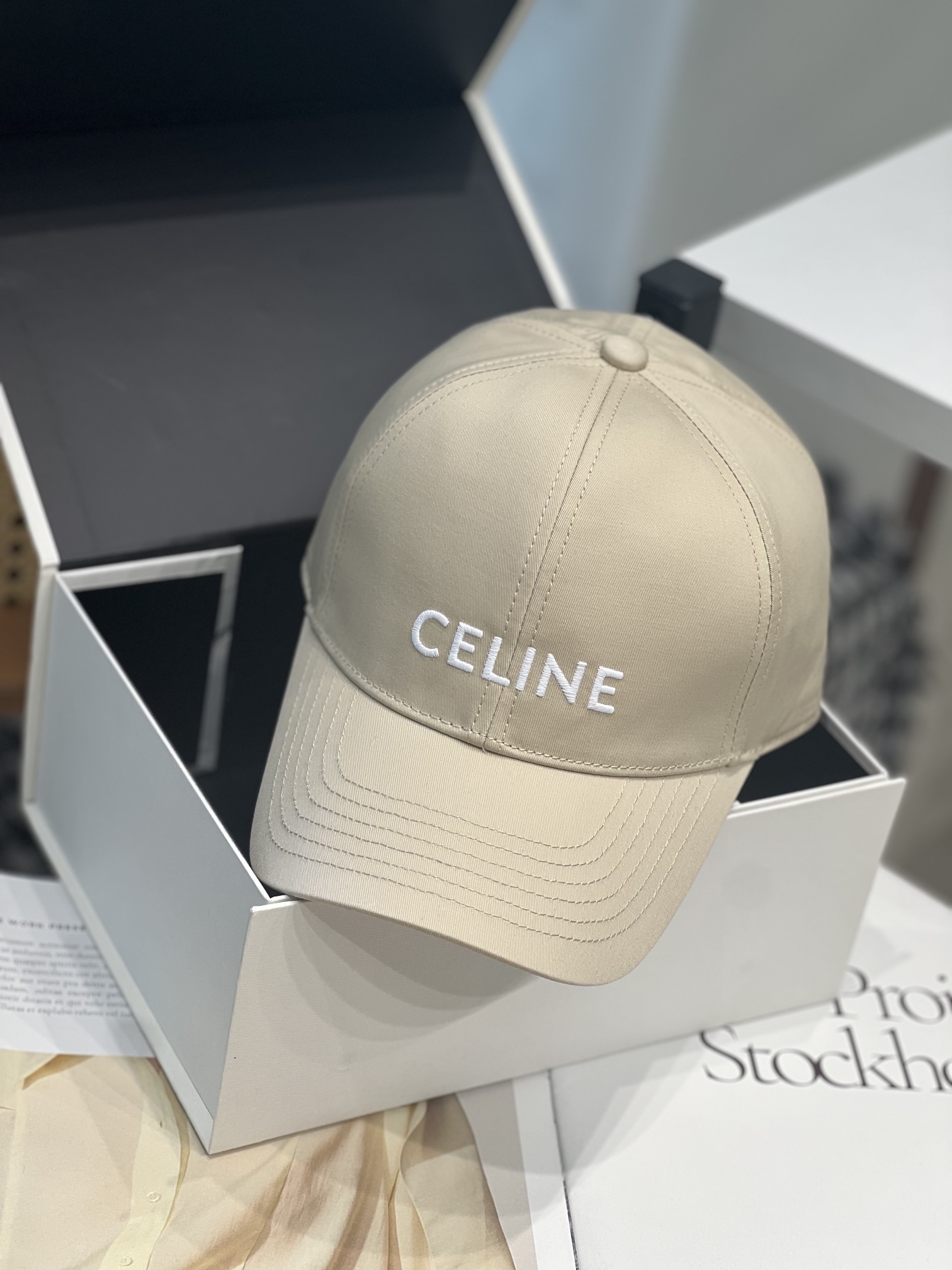 Бейсболка Celine бежевая с логотипом