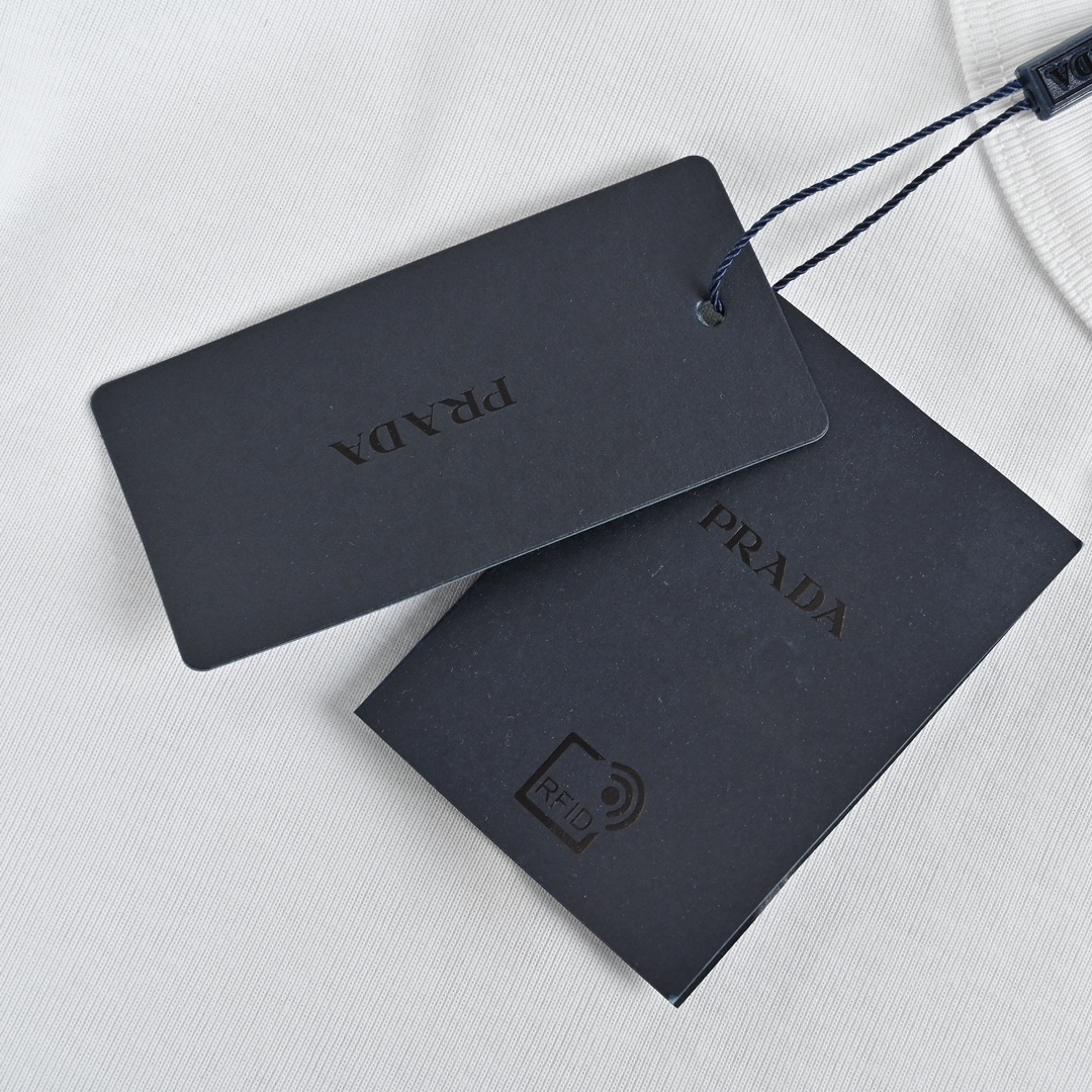 Prada/普拉达 25ss 领口三角标短袖-Chinese UA Cheap High Quatity Brand Clothes Bags handbags Sneakers wholesale wholesaler seller from China Factory suppliers Fashion Clothing Shoes best Quality Beautiful Price Prada/普拉达 25ss 领口三角标短袖