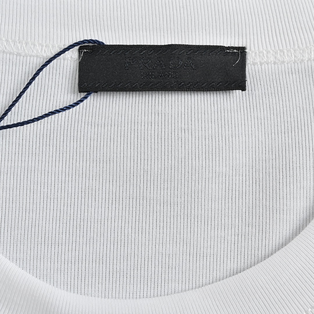 Prada/普拉达 25ss 领口三角标短袖-Chinese UA Cheap High Quatity Brand Clothes Bags handbags Sneakers wholesale wholesaler seller from China Factory suppliers Fashion Clothing Shoes best Quality Beautiful Price Prada/普拉达 25ss 领口三角标短袖