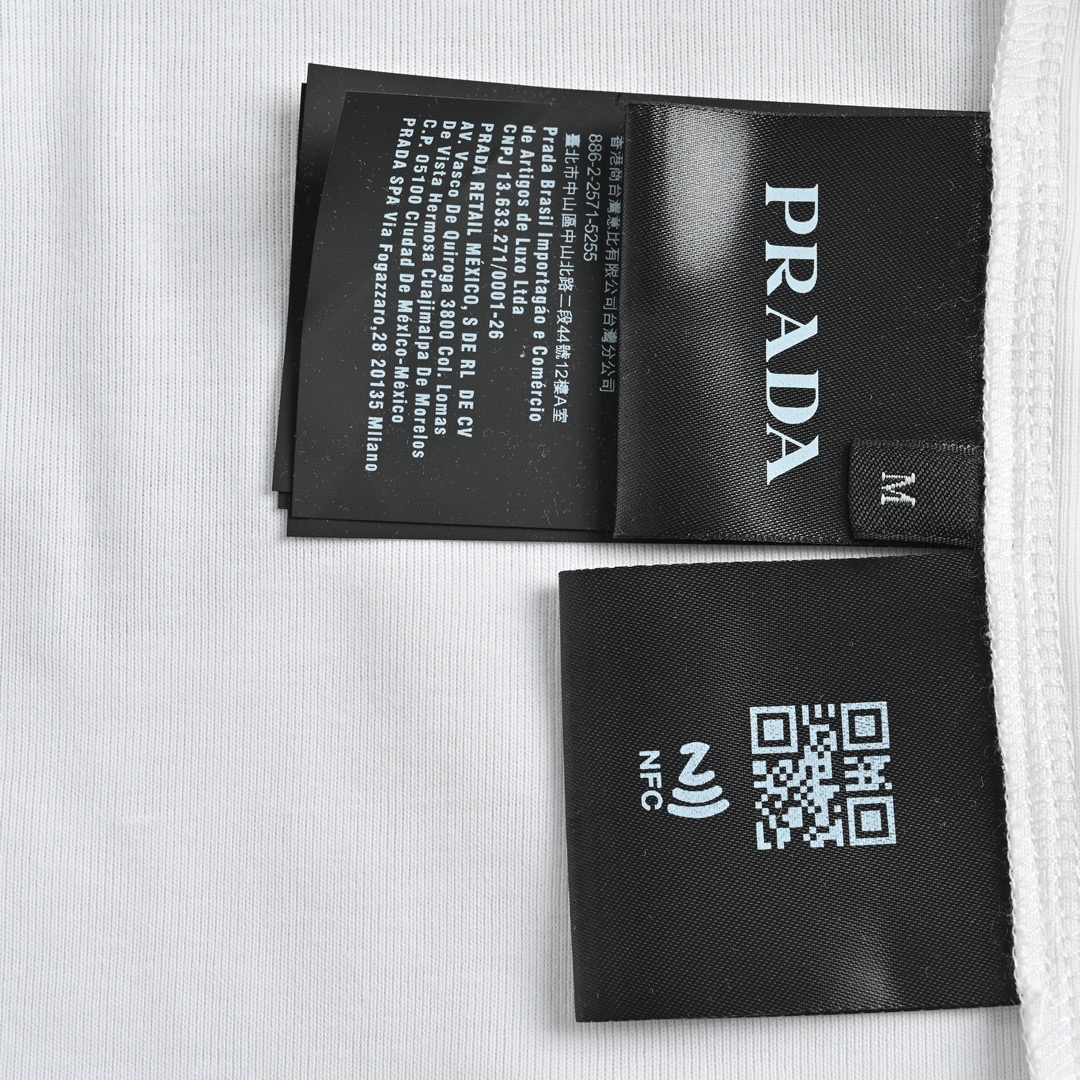 Prada/普拉达 25ss 领口三角标短袖-Chinese UA Cheap High Quatity Brand Clothes Bags handbags Sneakers wholesale wholesaler seller from China Factory suppliers Fashion Clothing Shoes best Quality Beautiful Price Prada/普拉达 25ss 领口三角标短袖