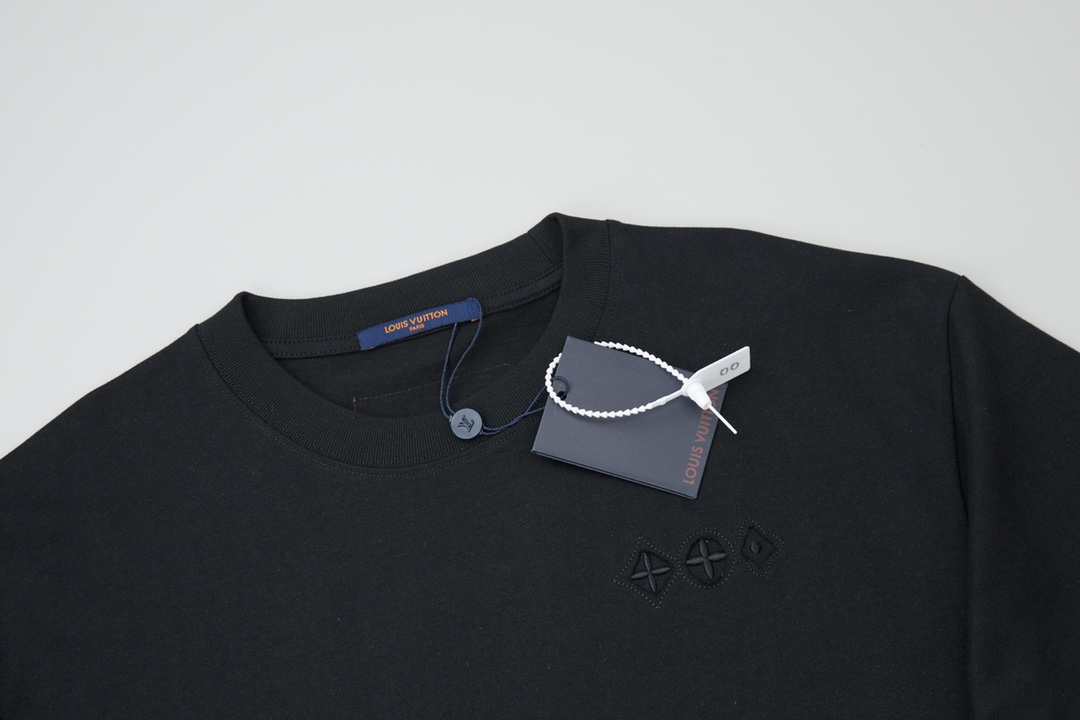 Louis Vuitton/路易威登25ss 三花刺绣短袖 -超高品质绣花贴布 白 黑-Chinese UA Cheap High Quatity Brand Clothes Bags handbags Sneakers wholesale wholesaler seller from China Factory suppliers Fashion Clothing Shoes best Quality Beautiful Price Louis Vuitton/路易威登25ss 三花刺绣短袖 -超高品质绣花贴布 白 黑