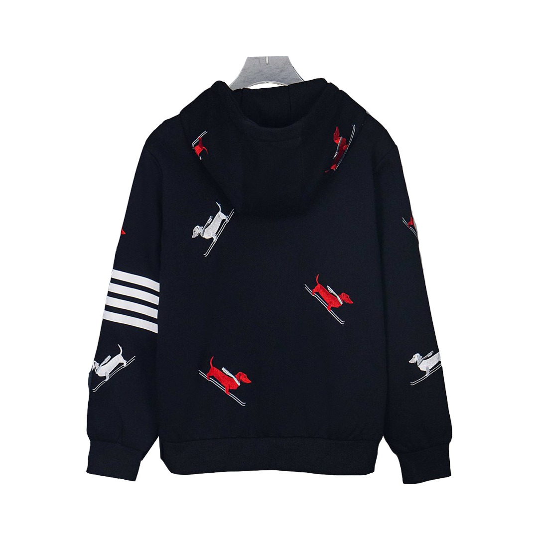 Thom Browne/汤姆布朗 25Fw小狗刺绣四条杠华夫格连帽针织开衫外套黑色-Chinese UA Cheap High Quatity Brand Clothes Bags handbags Sneakers wholesale wholesaler seller from China Factory suppliers Fashion Clothing Shoes best Quality Beautiful Price Thom Browne/汤姆布朗 25Fw小狗刺绣四条杠华夫格连帽针织开衫外套黑色