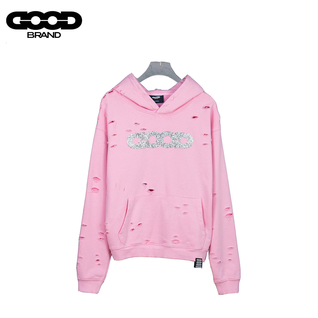 本地自取: GOODBRAND25SS 钻碎颓破连帽卫衣 面料:采用500g超高质量克重!官网原版购入打版,三标:官网20公分定制吊牌! 螺纹:全部采用2✖️2 区分市场垃圾勾丝1✖️1螺纹 工艺:重工刺绣高级感直接拉满! 面料版型尺码做工颜色三标全部打版 不要拿市场垃圾货对比 个不吱声 版型 克重 吊打市场垃圾版本 谁穿谁知道的神仙款!连帽设计自带慵懒感,重点是胸前的钻碎破洞元素,细碎的闪钻藏在破洞边缘,低调又吸睛,抬手转身时的光泽感绝了,又酷又有点小性感~ 版型是男女同款的宽松款,包容度max!微胖姐妹/男生穿都完全ok,oversize风轻松拿捏,配牛仔裤、卫裤都好看,随便一套就是街头潮人既视感👟 面料是那种软乎乎的,贴身穿也舒服,春秋单穿、冬天当内搭都合适,实用性拉满! 现在终于get同款,这波潮流必须跟上!喜欢的宝子别犹豫,冲就对了~ 颜色:黑色 白色 粉色