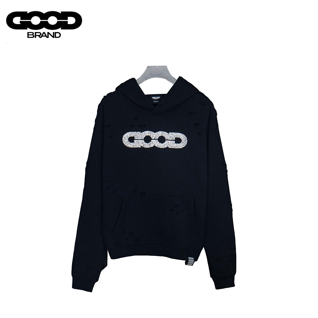 本地自取: GOODBRAND25SS 钻碎颓破连帽卫衣 面料:采用500g超高质量克重!官网原版购入打版,三标:官网20公分定制吊牌! 螺纹:全部采用2✖️2 区分市场垃圾勾丝1✖️1螺纹 工艺:重工刺绣高级感直接拉满! 面料版型尺码做工颜色三标全部打版 不要拿市场垃圾货对比 个不吱声 版型 克重 吊打市场垃圾版本 谁穿谁知道的神仙款!连帽设计自带慵懒感,重点是胸前的钻碎破洞元素,细碎的闪钻藏在破洞边缘,低调又吸睛,抬手转身时的光泽感绝了,又酷又有点小性感~ 版型是男女同款的宽松款,包容度max!微胖姐妹/男生穿都完全ok,oversize风轻松拿捏,配牛仔裤、卫裤都好看,随便一套就是街头潮人既视感👟 面料是那种软乎乎的,贴身穿也舒服,春秋单穿、冬天当内搭都合适,实用性拉满! 现在终于get同款,这波潮流必须跟上!喜欢的宝子别犹豫,冲就对了~ 颜色:黑色 白色 粉色