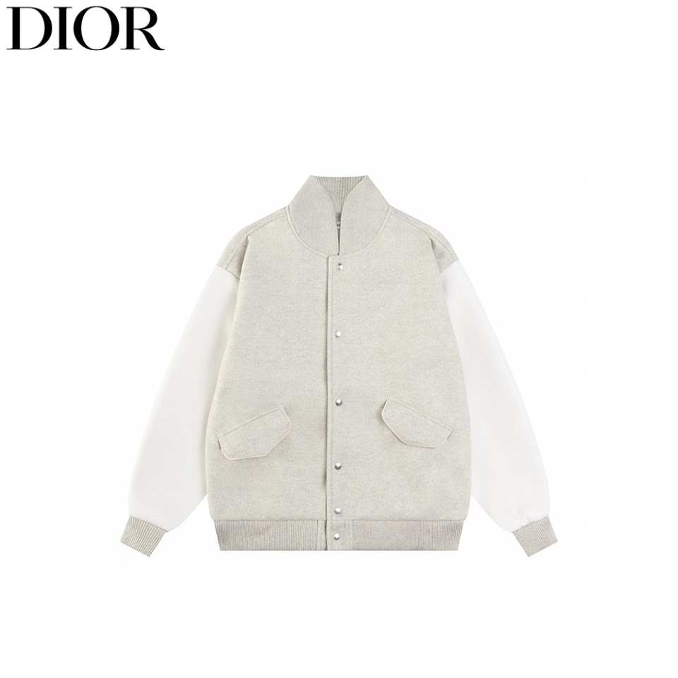本地自取： 💰350
Dior/迪奥 25ss 走秀款刺绣字母棒球服外套夹克
订购原版开模 历时一个月终于出货了，简直太爱了 上身真的超级帅。抖音某博主讲今年LV新出的会成为未来的趋势，随意翻翻街拍 就能发现明星们都把它当作收藏级的外套，男女轻奢主义通勤必备单品。开发全网最高版本  耗时1个月订制 成本极高  德国进口横机定织羊毛提花螺纹，选用进口小羊皮的头层皮  褶皱纹路质感无敌  手工切割 精工细作  拼皮位置非常讲究技术  整件衣服好不好看就要看这位置  顶级做工  细节经得起考验 。定制全套辅料，字母清晰完美还原无差别。高端大气 档次十足！ 整件衣服全部为重工艺独家定制 毛巾贴布绣 与工艺刺绣完美结合 精准下针！绝对的重工艺品质！