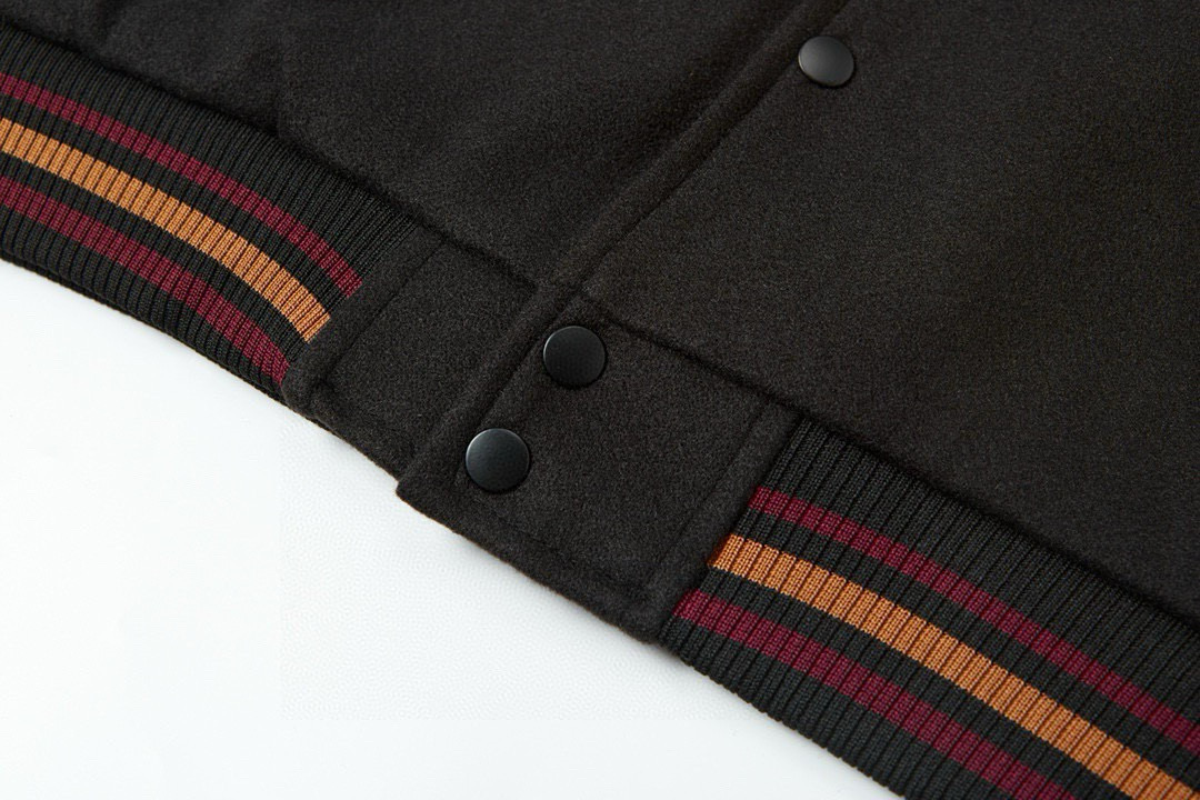 本地自取:💰250
Stussy/斯图西 40周年限定黑8毛巾绣棒球服外套
vibe风十足的一款棒球服
全新定制五金辅料 进口毛巾刺绣机 精细度完美随意对比!
Stussy作为最早的街头品牌之一,其颜值就不需要多说了💯,而且这件作为stussy40周年的产物,诚意也是给足了。不仅有厚实的面料,衣服本身也用了羊毛材质,胸口及手臂上的花纹,都用了刺绣处理,背后也有经典的黑八图案高达十几万针毛巾绣,可谓是细节满满 ,深受冲浪文化和沙滩服饰的影响,已经成为席卷全球的嘻哈文化与街头风等标志性潮牌之一,依旧是经典不可超越!面料版型上身有型 不会松垮, 放心入手冲刺!定制三标 最高版本
颜色:黑色
尺码:M L XL XXL