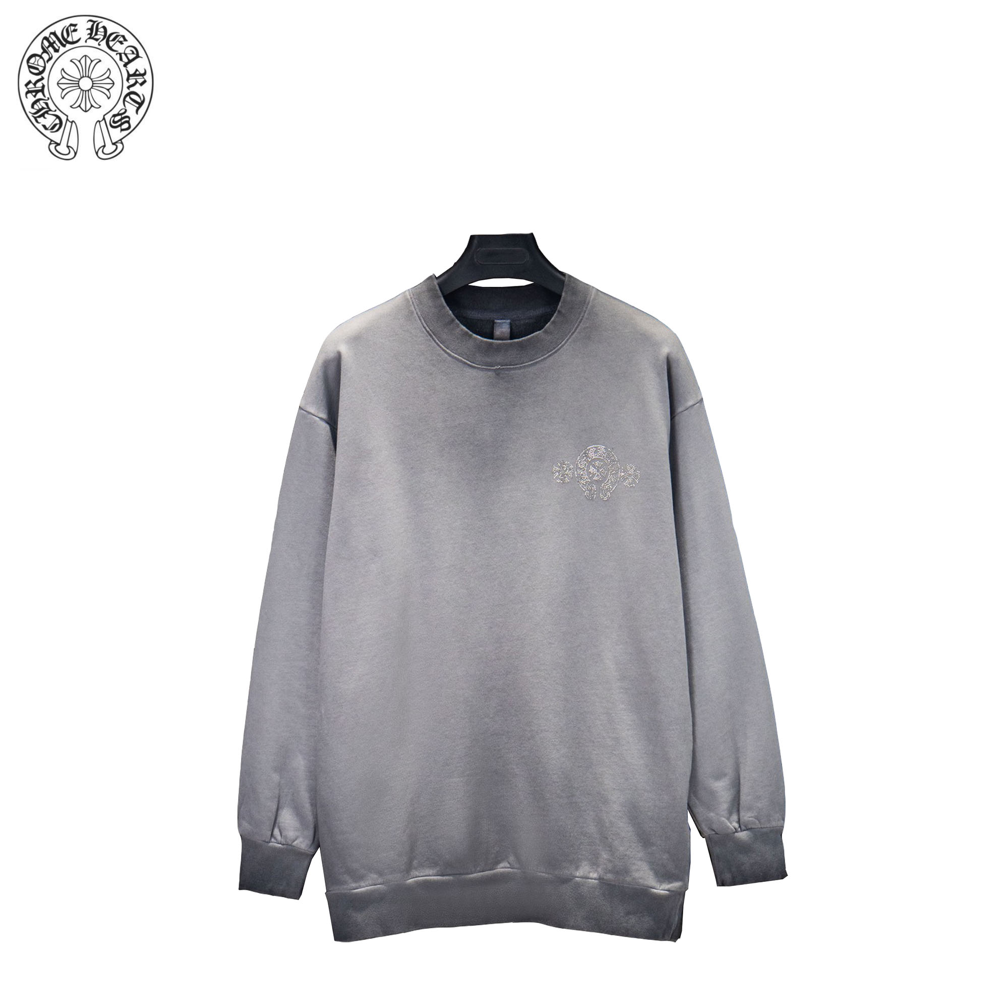 ：💰240
Chrome Hearts/克罗心 25Fw渐变烫钻圆领卫衣

采用订色订染毛圈纯棉卫衣面，420g双股双纱，手感舒适 进口针织针梳棉进行制作，厚度适中，有垂感又有轮廓型，上身就是一个舒适！！对微胖身型包容性强，穿上瞬间瘦五斤！

特订多颗奥地利烫钻，光线下具有天然水晶的bling bling亮闪效果，多切面反光点，制作成本极高，激光制模含电脑雕刻机和激光机 以颗粒为单位分毫不差，最后高温烫定型，烫好后还需反复在烫图上测试牢固度，在灯光照射下可呈现五彩斑斓般反光
 
衣身加入反底炒色元素处理，更大大增加了服装的趣味性；独特的视觉效果。

下摆 宽松收口 双层面料 收口效果好  精致锁边 

颜色: 水洗黑 反底炒灰 尺码:S-M-L-XL