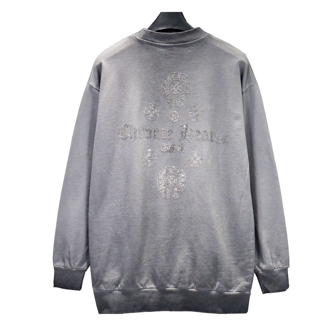 Chrome Hearts/克罗心 25Fw渐变烫钻圆领卫衣 采用订色订染毛圈纯棉卫衣面,420g双股双纱,手感舒适 进口针织针梳棉进行制作,厚度适中,有垂感又有轮廓型,上身就是一个舒适 对微胖身型包容性强,穿上瞬间瘦五斤! 特订多颗奥地利烫钻,光线下具有天然水晶的bling bling亮闪效果,多切面反光点,制作成本极高,激光制模含电脑雕刻机和激光机 以颗粒为单位分毫不差,最后高温烫定型,烫好后还需反复在烫图上测试牢固度,在灯光照射下可呈现五彩斑斓般反光 衣身加入反底炒色元素处理,更大大增加了服装的趣味性;独特的视觉效果. 下摆 宽松收口 双层面料 收口效果好 精致锁边 颜色: 水洗黑 反底炒灰