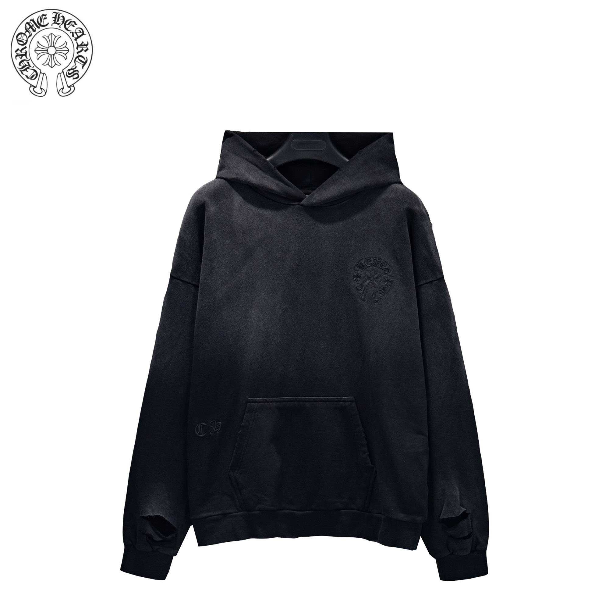 Chrome Hearts/克罗心 25Fw 破洞后背贴布连帽卫衣 采用订色订染毛圈纯棉卫衣面,420g双股双纱,手感舒适 进口针织针梳棉进行制作,厚度适中,有垂感又有轮廓型,上身就是一个舒适 对微胖身型包容性强,穿上瞬间瘦五斤! 前幅#后幅刺绣元素# 艺术排列英文字母 进口田岛高密度重工刺绣工艺 字体立体饱满 衣身加入做旧喷砂破洞元素处理,更大大增加了服装的趣味性;独特的视觉效果. 下摆 宽松收口 双层面料 收口效果好 精致锁边 颜色: 喷砂黑