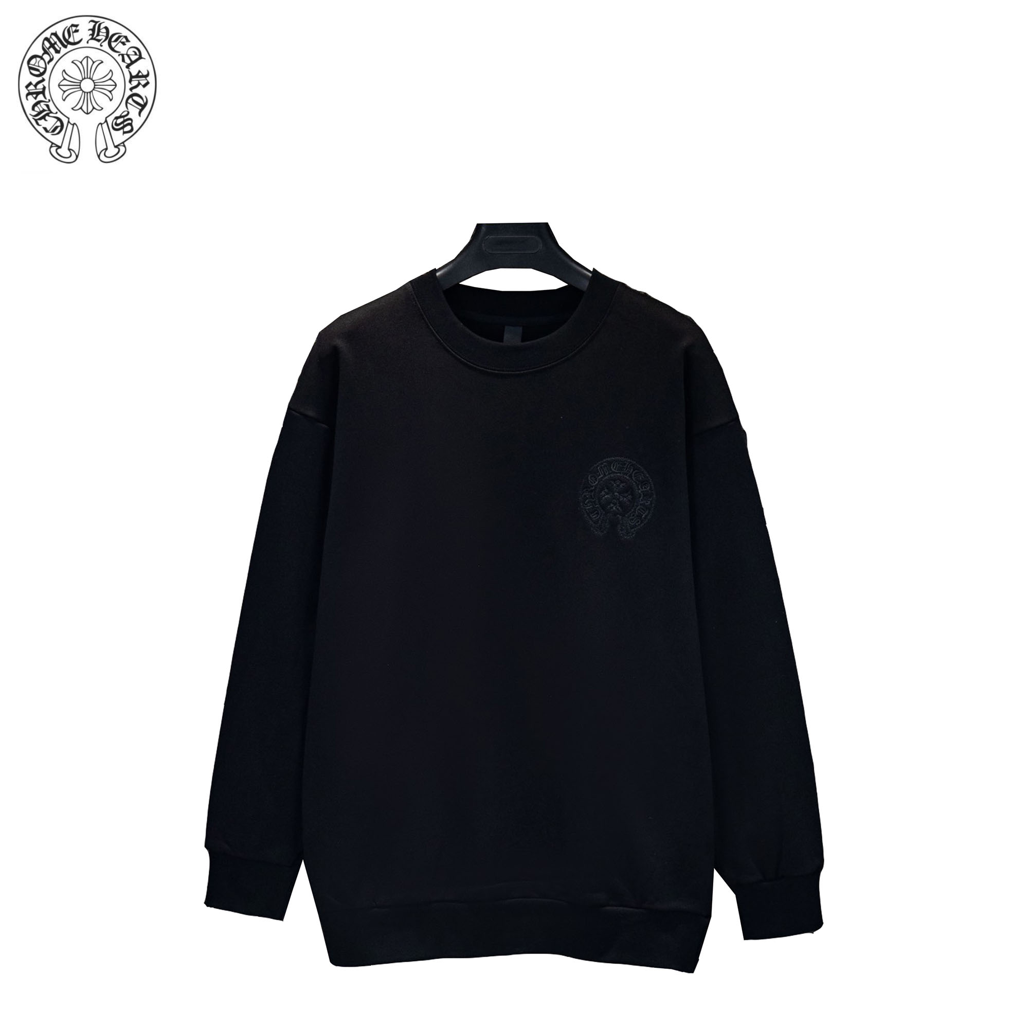 ：💰230
Chrome Hearts/克罗心 25Fw 暗纹编织圆领短袖
采用订色订染毛圈纯棉卫衣面，420g双股双纱，手感舒适 进口针织针梳棉进行制作，厚度适中，有垂感又有轮廓型，上身就是一个舒适！！对微胖身型包容性强，穿上瞬间瘦五斤！

前幅#后幅# 艺术排列英文字母 进口田岛高密度重工刺绣工艺  字体立体饱满

衣身加入万针刺绣元素处理，更大大增加了服装的趣味性；独特的视觉效果。

下摆 宽松收口 双层面料 收口效果好  精致锁边 

颜色:黑色 尺码:S-M-L-XL