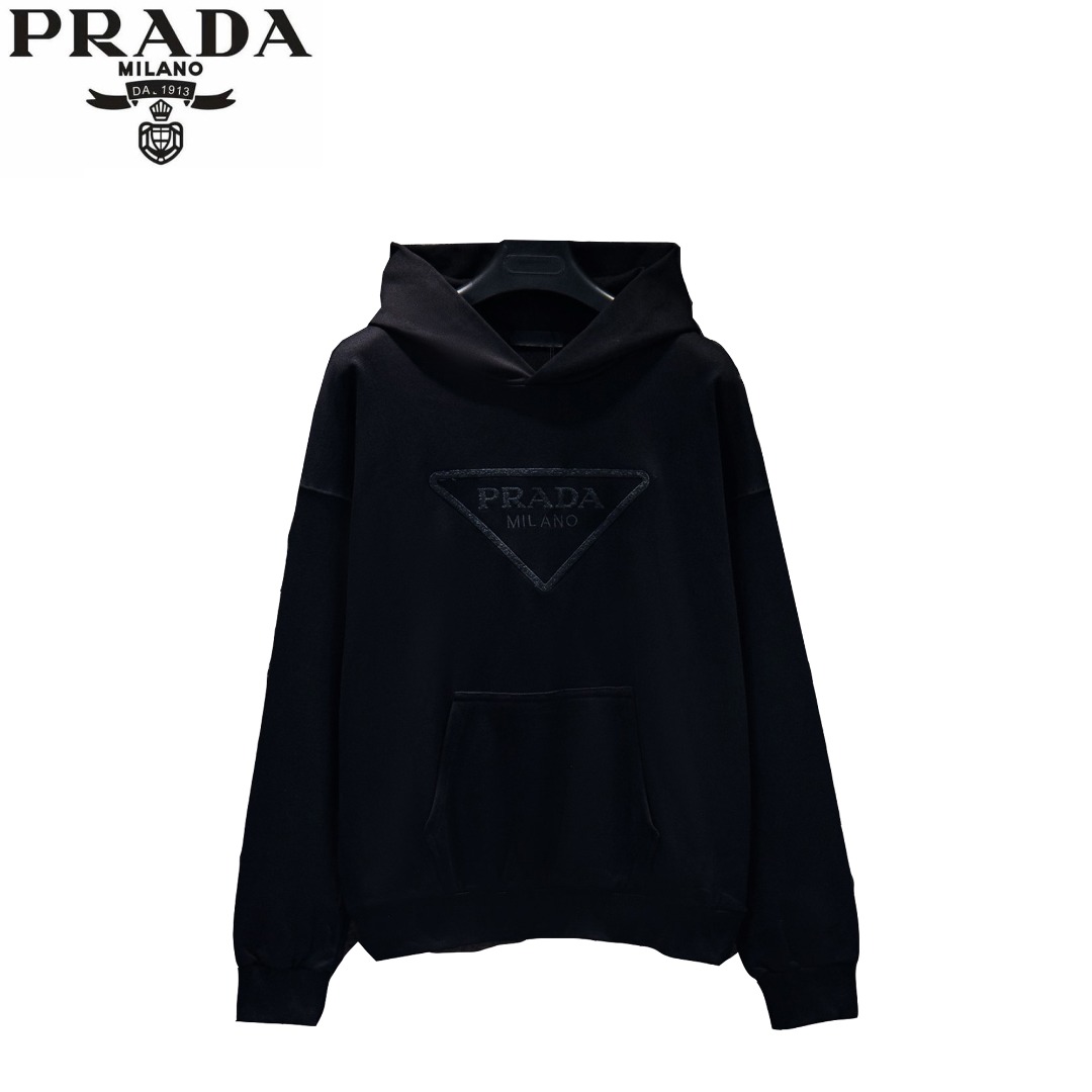Prada/普拉达 25Fw编织字母连帽卫衣 采用订色订染毛圈纯棉卫衣面,420g双股双纱,手感舒适 进口针织针梳棉进行制作,厚度适中,有垂感又有轮廓型,上身就是一个舒适 对微胖身型包容性强,穿上瞬间瘦五斤! 前幅#刺绣元素# 艺术排列英文字母 进口田岛高密度重工刺绣工艺 字体立体饱满 衣身加入万针刺绣元素处理,更大大增加了服装的趣味性;独特的视觉效果. 下摆 宽松收口 双层面料 收口效果好 精致锁边 颜色:黑色