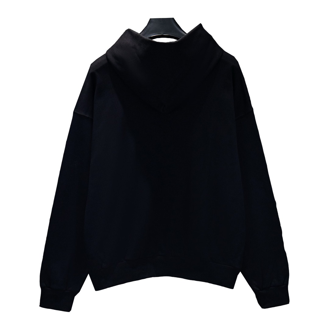 Prada/普拉达 25Fw编织字母连帽卫衣 采用订色订染毛圈纯棉卫衣面,420g双股双纱,手感舒适 进口针织针梳棉进行制作,厚度适中,有垂感又有轮廓型,上身就是一个舒适 对微胖身型包容性强,穿上瞬间瘦五斤! 前幅#刺绣元素# 艺术排列英文字母 进口田岛高密度重工刺绣工艺 字体立体饱满 衣身加入万针刺绣元素处理,更大大增加了服装的趣味性;独特的视觉效果. 下摆 宽松收口 双层面料 收口效果好 精致锁边 颜色:黑色