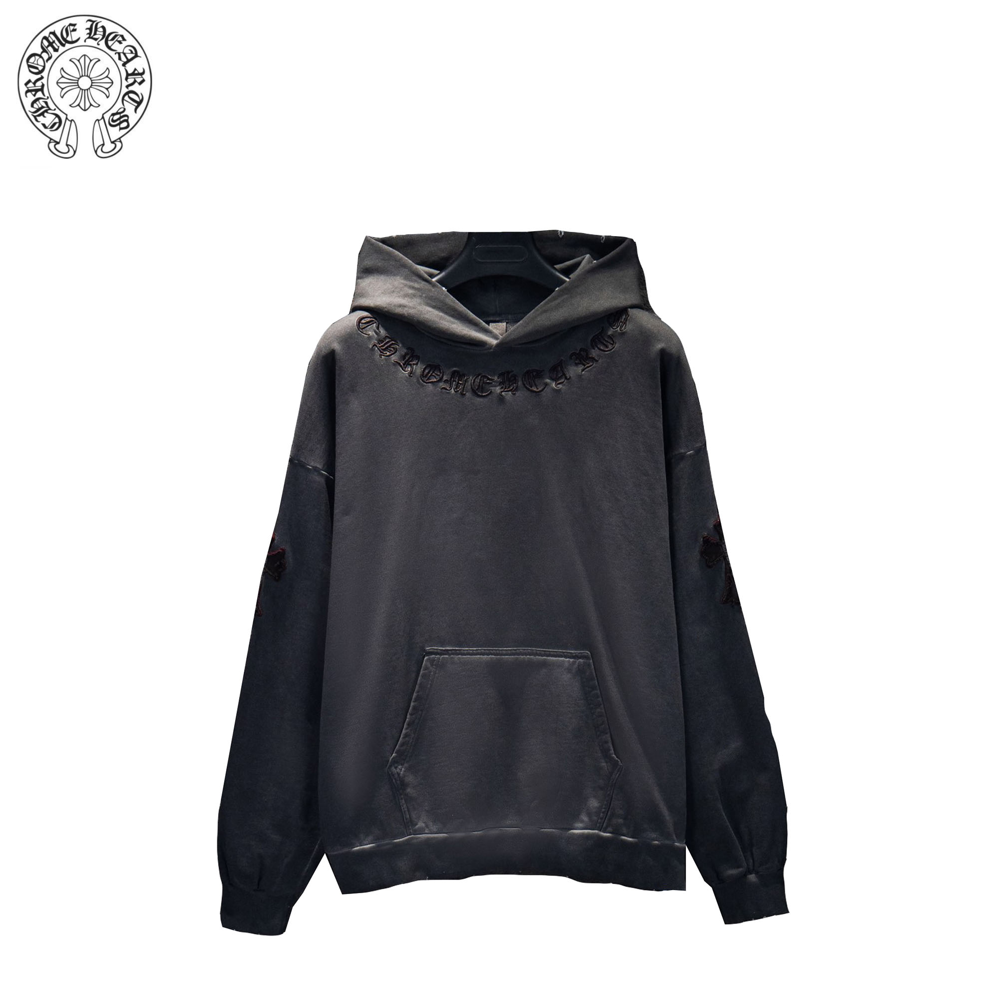 Chrome Hearts/克罗心25Fw一字架贴布连帽卫衣 采用订色订染毛圈纯棉卫衣面,420g双股双纱,手感舒适 进口针织针梳棉进行制作,厚度适中,有垂感又有轮廓型,上身就是一个舒适 对微胖身型包容性强,穿上瞬间瘦五斤! 前幅#后幅五金元素# 艺术排列英文字母 进口田岛高密度重工刺绣工艺 字体立体饱满 衣身加入反底炒色做旧磨破元素处理,更大大增加了服装的趣味性;独特的视觉效果. 下摆 宽松收口 双层面料 收口效果好 精致锁边 颜色:反底炒灰