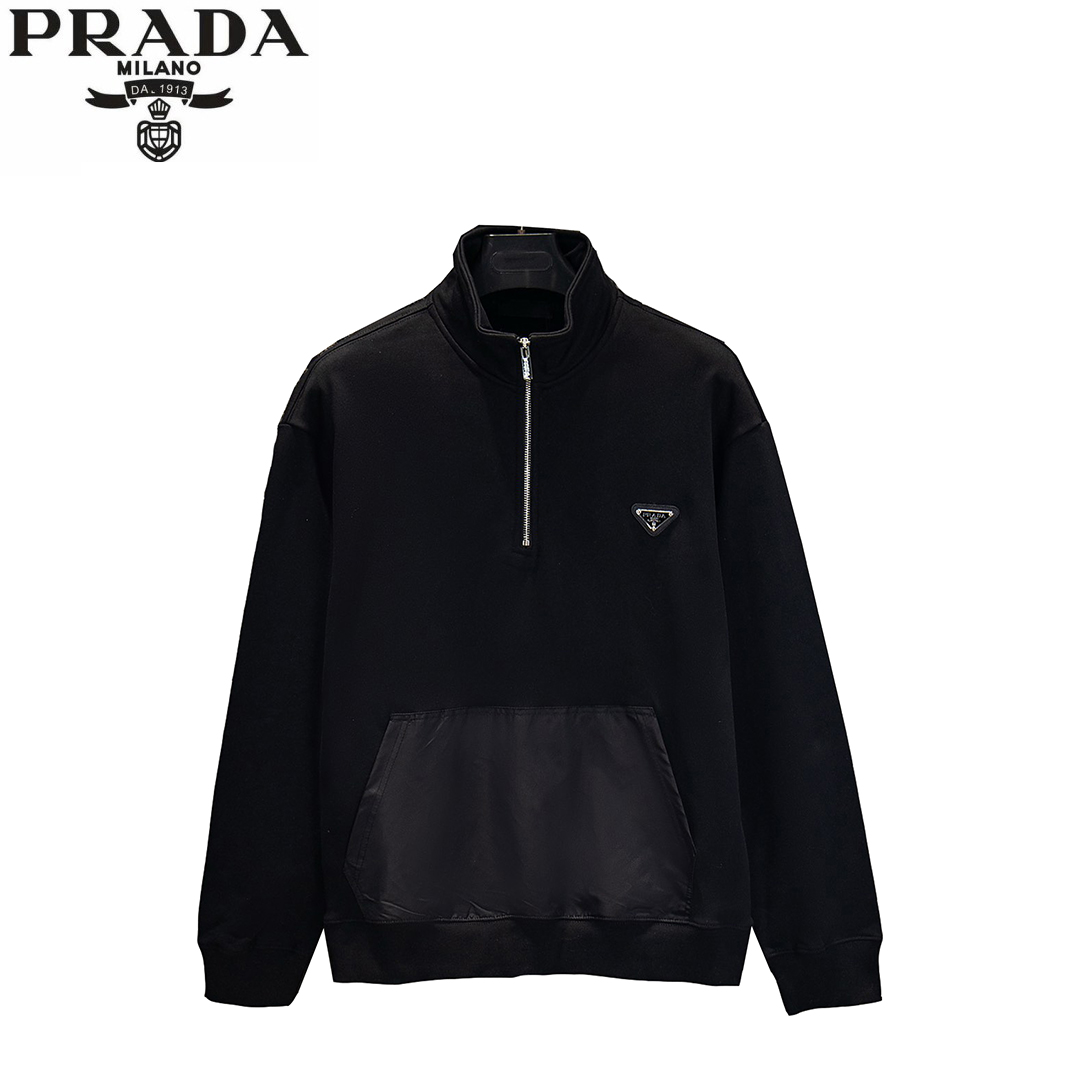 Prada/普拉达 25ss 重工半拉链开胸卫衣 采用订色订染毛圈纯棉卫衣面,420g双股双纱,手感舒适 进口针织针梳棉进行制作,厚度适中,有垂感又有轮廓型,上身就是一个舒适 对微胖身型包容性强,穿上瞬间瘦五斤! 前幅#后幅五金元素# 艺术排列英文字母 重工拼接加工工费极高 衣身加入拼接元素处理,更大大增加了服装的趣味性;独特的视觉效果. 下摆 宽松收口 双层面料 收口效果好 精致锁边 颜色:黑色