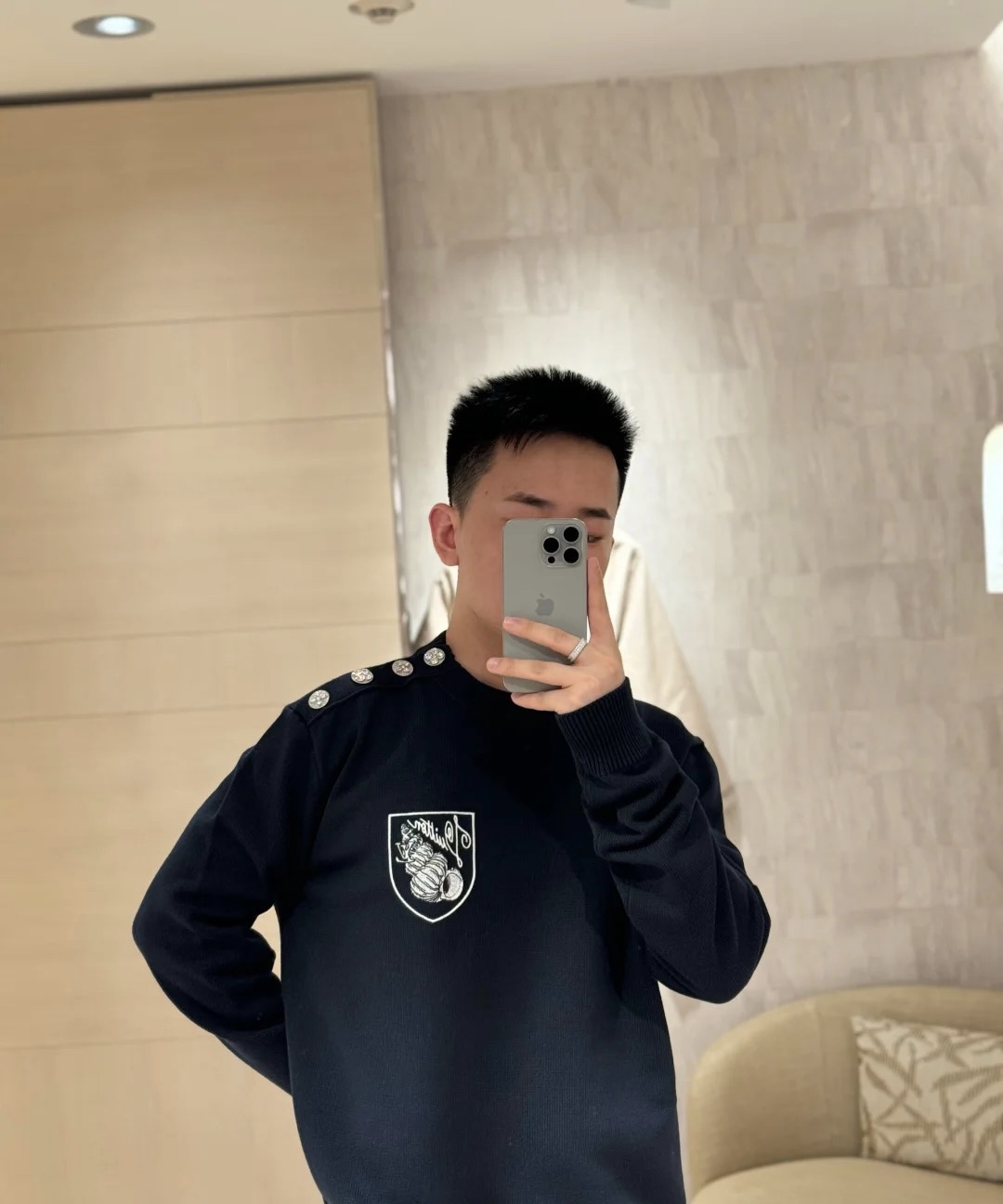 LouisVuitton/路易威登 25Fw银扭刺绣圆领毛衣 模特图#