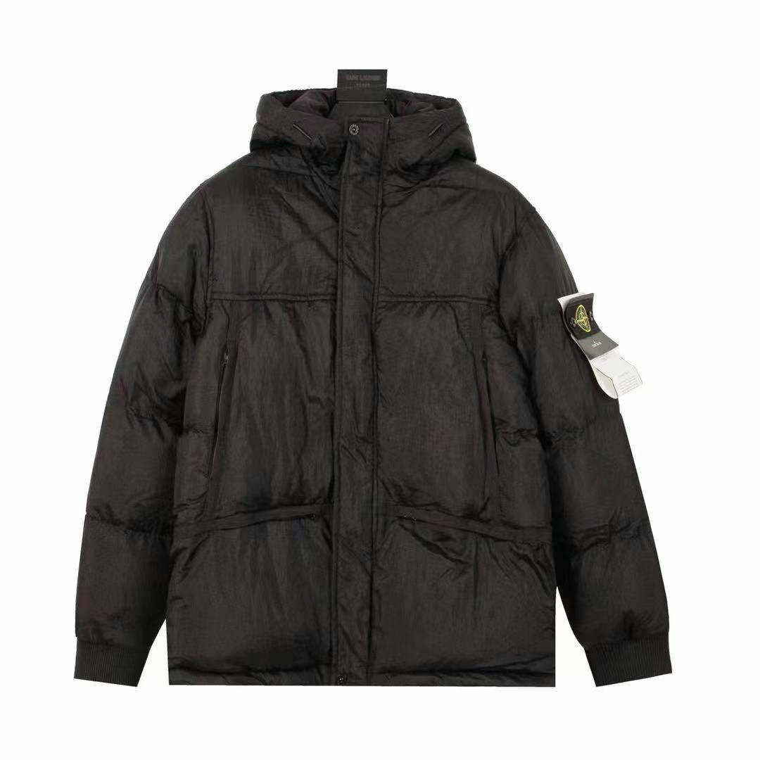 本地自取: Stone Island 石头岛勋章魔法贴机能高街羽绒棉服 【实拍品质 放心入手】 面料采用高品质科技图层防风防雨设计 防寒升级 高密度面料 加棉加厚 更加保暖 为你防寒保暖 保驾护航 400克行棉设计 保暖性不失普通羽绒服 性价比非常高 非常好养护 版型宽松立体感十足 上身舒服 非常亲肤 还原正品 版型更正 高品质 放心穿 没有臃肿 经典高街风格 百搭好看 任何身材 轻松驾驭 细节满满 整个做工非常公整 2本针走线 整件多处双线重工缝纫工艺,正品羊毛刺绣标志 户外拉链设计 定制专属纽扣 精益求精 完美细节全套正品吊牌包装齐全 【水洗二维码 可进官网鉴定真伪 】还原正品辅料 正品包装 正品走线 做工精湛 无论从细节还是大货都是正品1:1做工 顶级🔝复刻版本 放心入手 闭眼买 喜欢就入 【正品logo标志 清洗时建议拆卸 保证原版质感跟损害】