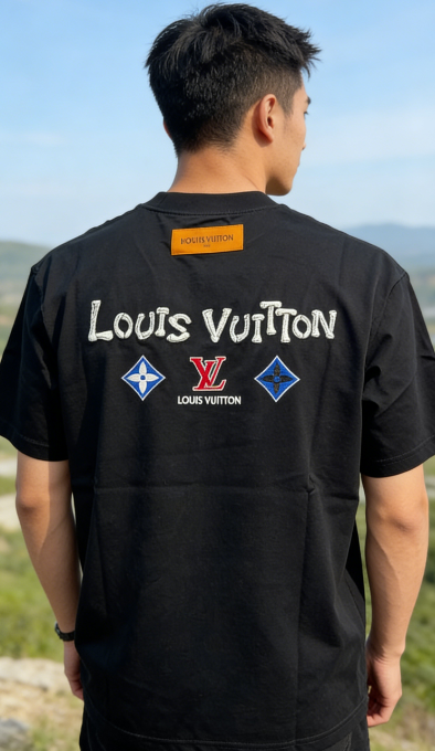 LouisVuitton 路易威登 26ss 三标刺绣圆领短袖-Chinese UA Cheap High Quatity Brand Clothes Bags handbags Sneakers wholesale wholesaler seller from China Factory suppliers Fashion Clothing Shoes best Quality Beautiful Price LouisVuitton 路易威登 26ss 三标刺绣圆领短袖