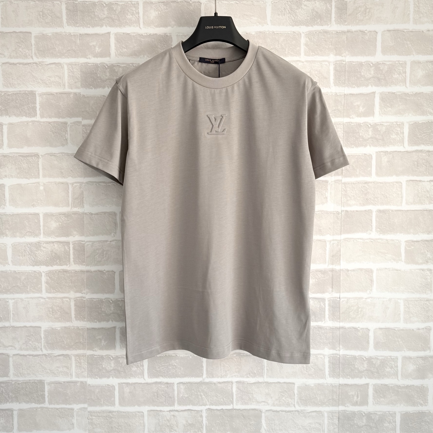 P110 1V/Louis SS26 Camiseta de manga corta con relieve serie Ski. El cuerpo principal está hecho de algodón compacto te…
