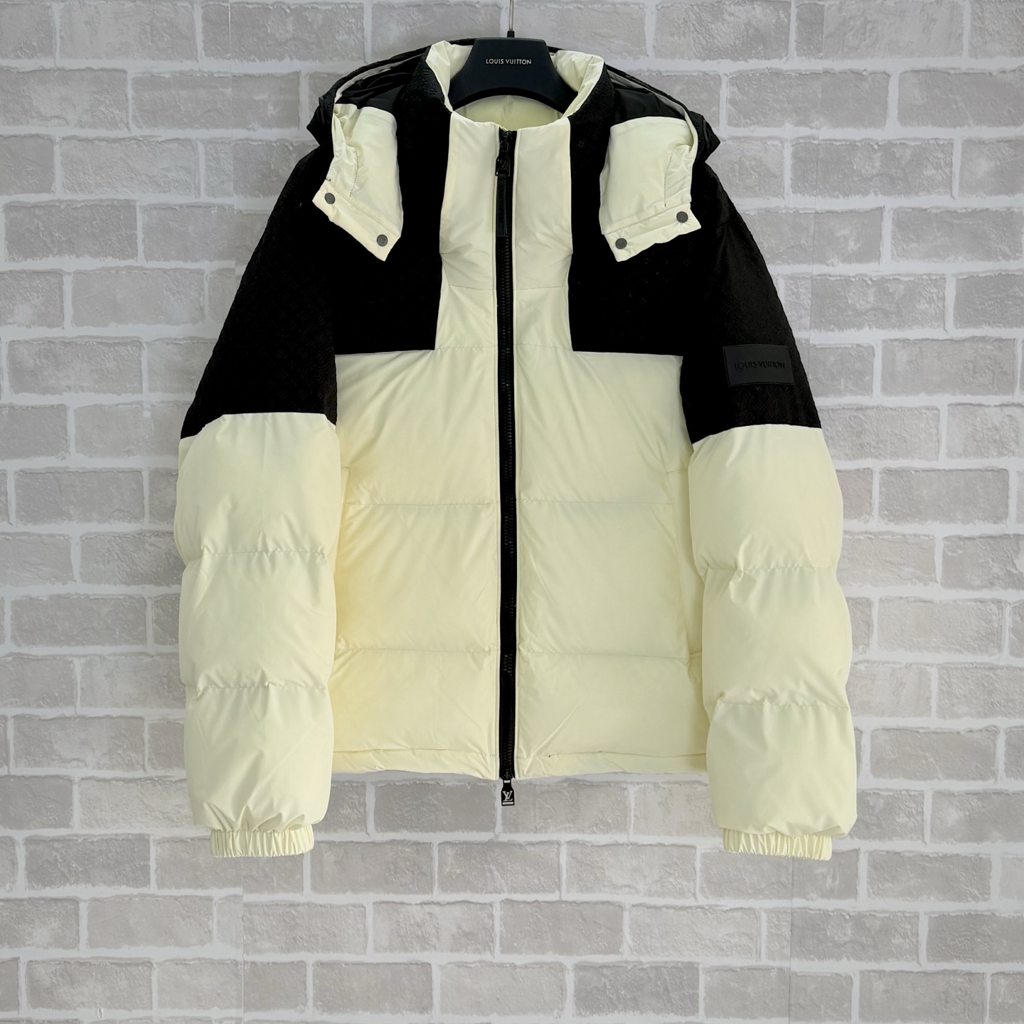 P435 1v *Chaqueta tipo túnica con estampado de hombros Esta práctica chaqueta combina calidez y estilo. El cuerpo está …